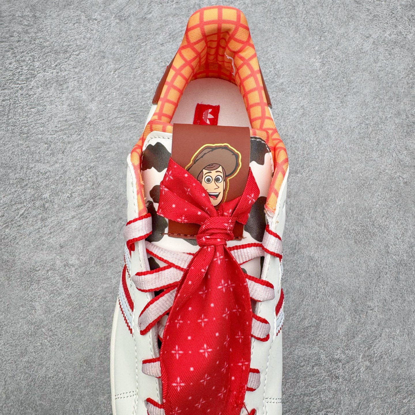 图片[5]-＃XP纯原套现福利 AD Originals Superstar 经典复古贝壳头板鞋 KK4472 诞生于1969年 是第一双将全皮面鞋 身与橡胶鞋头结合在一起的低帮篮球鞋 Superstar最开始 是作为高帮篮球鞋Pro Model的低帮版本而出现的 但因为其独特和醒目的橡胶鞋头造型而让大家熟知 被大家形象地称为\\\”shelltoe\\\”贝壳头 在70年代的美国职业篮球场上 接近3/4的NBA球员都将这双Superstar作为场上用鞋 80年代之后 经过不断的改良和发展 Superstar逐渐成为横跨时装、音乐、街头文化、休闲和运动等各大领域的时尚潮鞋 尺码：36 36.5 37 38 38.5 39 40 40.5 41 42 42.5 43 44 44.5 45-选品中心