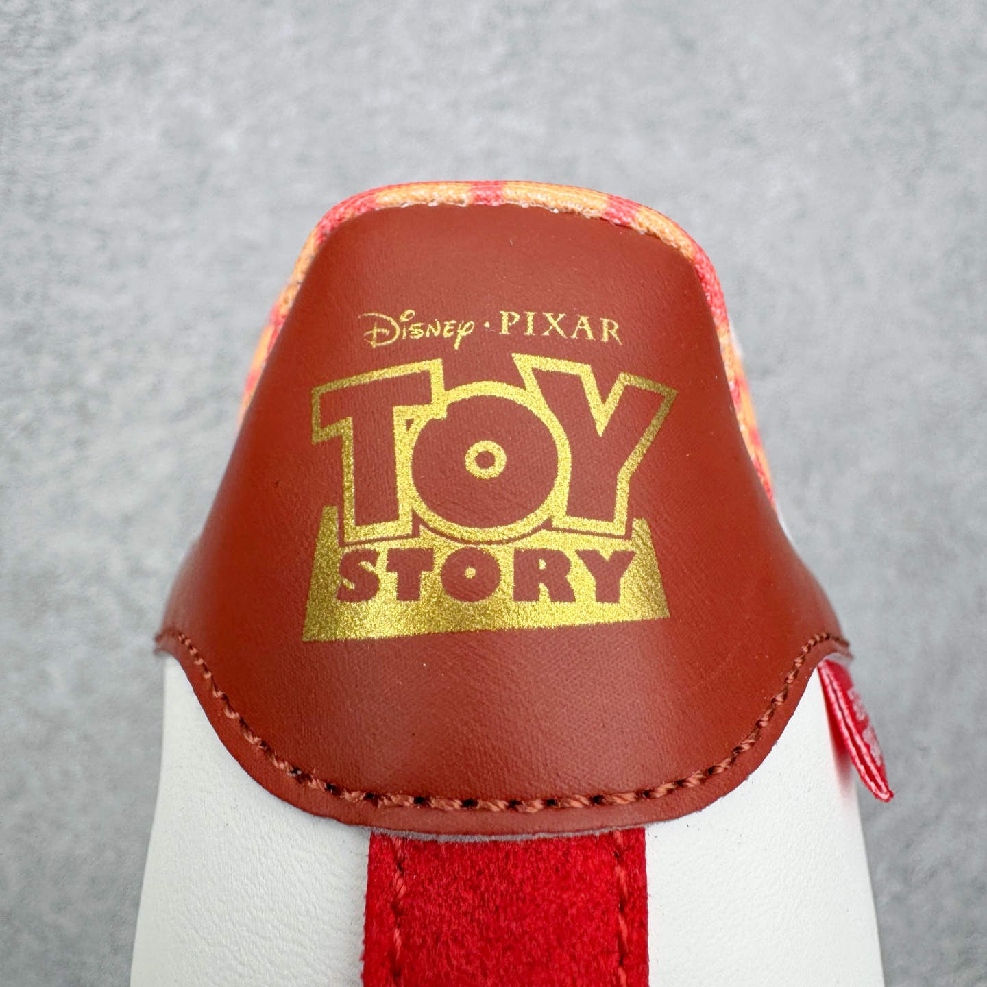 图片[10]-＃XP纯原套现福利 AD Originals Superstar 经典复古贝壳头板鞋 KK4472 诞生于1969年 是第一双将全皮面鞋 身与橡胶鞋头结合在一起的低帮篮球鞋 Superstar最开始 是作为高帮篮球鞋Pro Model的低帮版本而出现的 但因为其独特和醒目的橡胶鞋头造型而让大家熟知 被大家形象地称为\\\”shelltoe\\\”贝壳头 在70年代的美国职业篮球场上 接近3/4的NBA球员都将这双Superstar作为场上用鞋 80年代之后 经过不断的改良和发展 Superstar逐渐成为横跨时装、音乐、街头文化、休闲和运动等各大领域的时尚潮鞋 尺码：36 36.5 37 38 38.5 39 40 40.5 41 42 42.5 43 44 44.5 45-选品中心