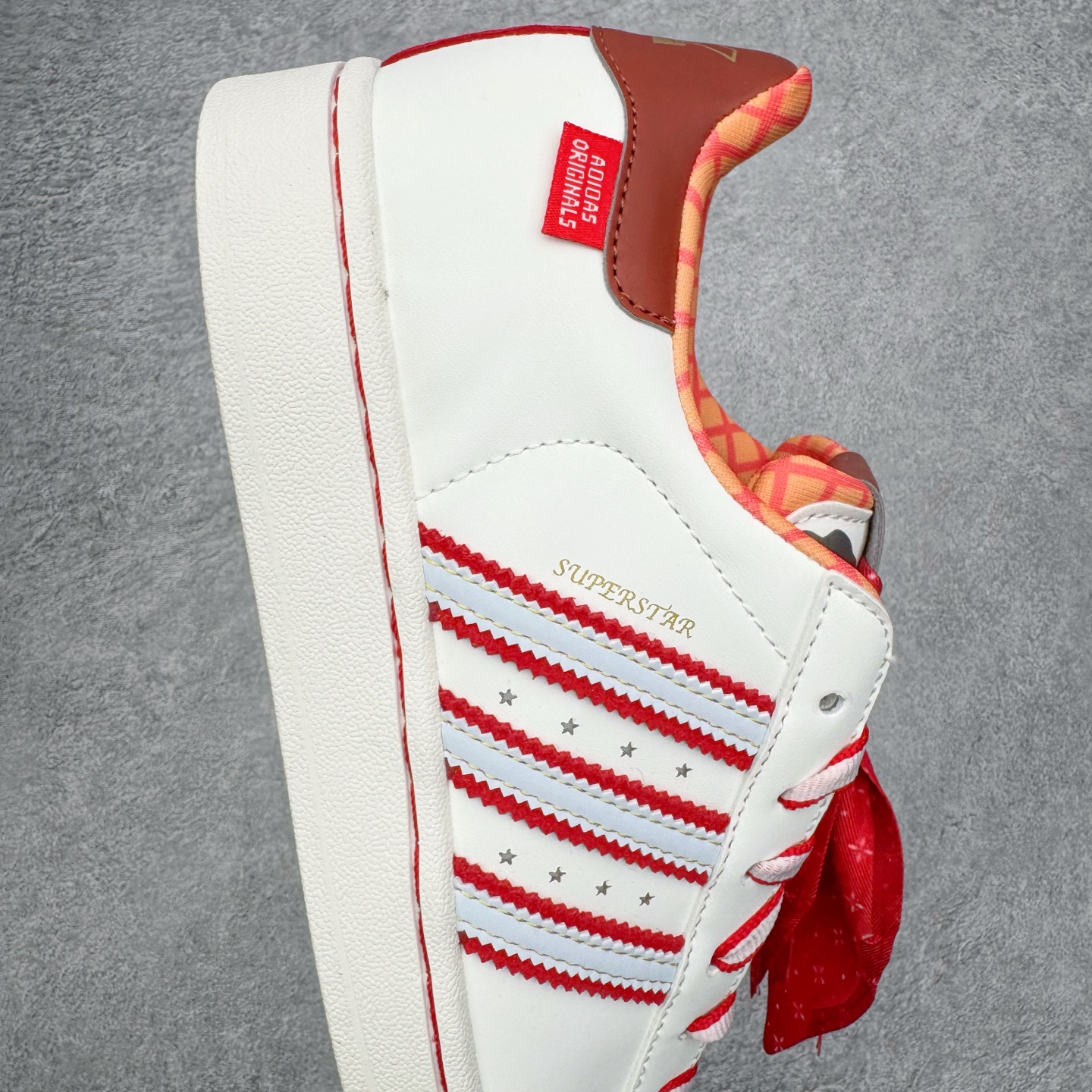 图片[6]-＃XP纯原套现福利 AD Originals Superstar 经典复古贝壳头板鞋 KK4472 诞生于1969年 是第一双将全皮面鞋 身与橡胶鞋头结合在一起的低帮篮球鞋 Superstar最开始 是作为高帮篮球鞋Pro Model的低帮版本而出现的 但因为其独特和醒目的橡胶鞋头造型而让大家熟知 被大家形象地称为\\\”shelltoe\\\”贝壳头 在70年代的美国职业篮球场上 接近3/4的NBA球员都将这双Superstar作为场上用鞋 80年代之后 经过不断的改良和发展 Superstar逐渐成为横跨时装、音乐、街头文化、休闲和运动等各大领域的时尚潮鞋 尺码：36 36.5 37 38 38.5 39 40 40.5 41 42 42.5 43 44 44.5 45-选品中心