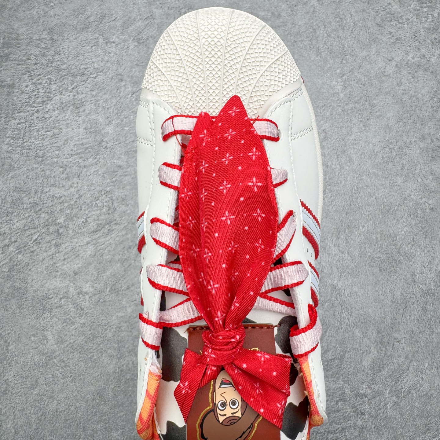 图片[4]-＃XP纯原套现福利 AD Originals Superstar 经典复古贝壳头板鞋 KK4472 诞生于1969年 是第一双将全皮面鞋 身与橡胶鞋头结合在一起的低帮篮球鞋 Superstar最开始 是作为高帮篮球鞋Pro Model的低帮版本而出现的 但因为其独特和醒目的橡胶鞋头造型而让大家熟知 被大家形象地称为\\\”shelltoe\\\”贝壳头 在70年代的美国职业篮球场上 接近3/4的NBA球员都将这双Superstar作为场上用鞋 80年代之后 经过不断的改良和发展 Superstar逐渐成为横跨时装、音乐、街头文化、休闲和运动等各大领域的时尚潮鞋 尺码：36 36.5 37 38 38.5 39 40 40.5 41 42 42.5 43 44 44.5 45-选品中心