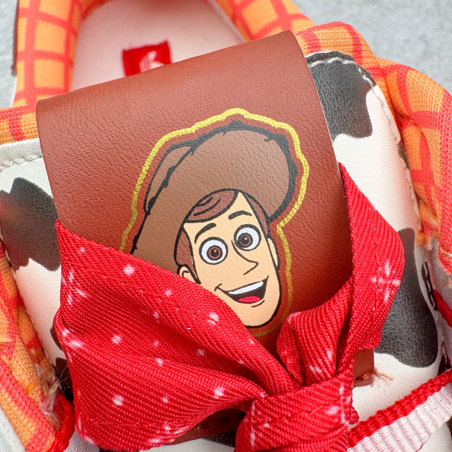 图片[15]-＃XP纯原套现福利 AD Originals Superstar 经典复古贝壳头板鞋 KK4472 诞生于1969年 是第一双将全皮面鞋 身与橡胶鞋头结合在一起的低帮篮球鞋 Superstar最开始 是作为高帮篮球鞋Pro Model的低帮版本而出现的 但因为其独特和醒目的橡胶鞋头造型而让大家熟知 被大家形象地称为\\\”shelltoe\\\”贝壳头 在70年代的美国职业篮球场上 接近3/4的NBA球员都将这双Superstar作为场上用鞋 80年代之后 经过不断的改良和发展 Superstar逐渐成为横跨时装、音乐、街头文化、休闲和运动等各大领域的时尚潮鞋 尺码：36 36.5 37 38 38.5 39 40 40.5 41 42 42.5 43 44 44.5 45-选品中心