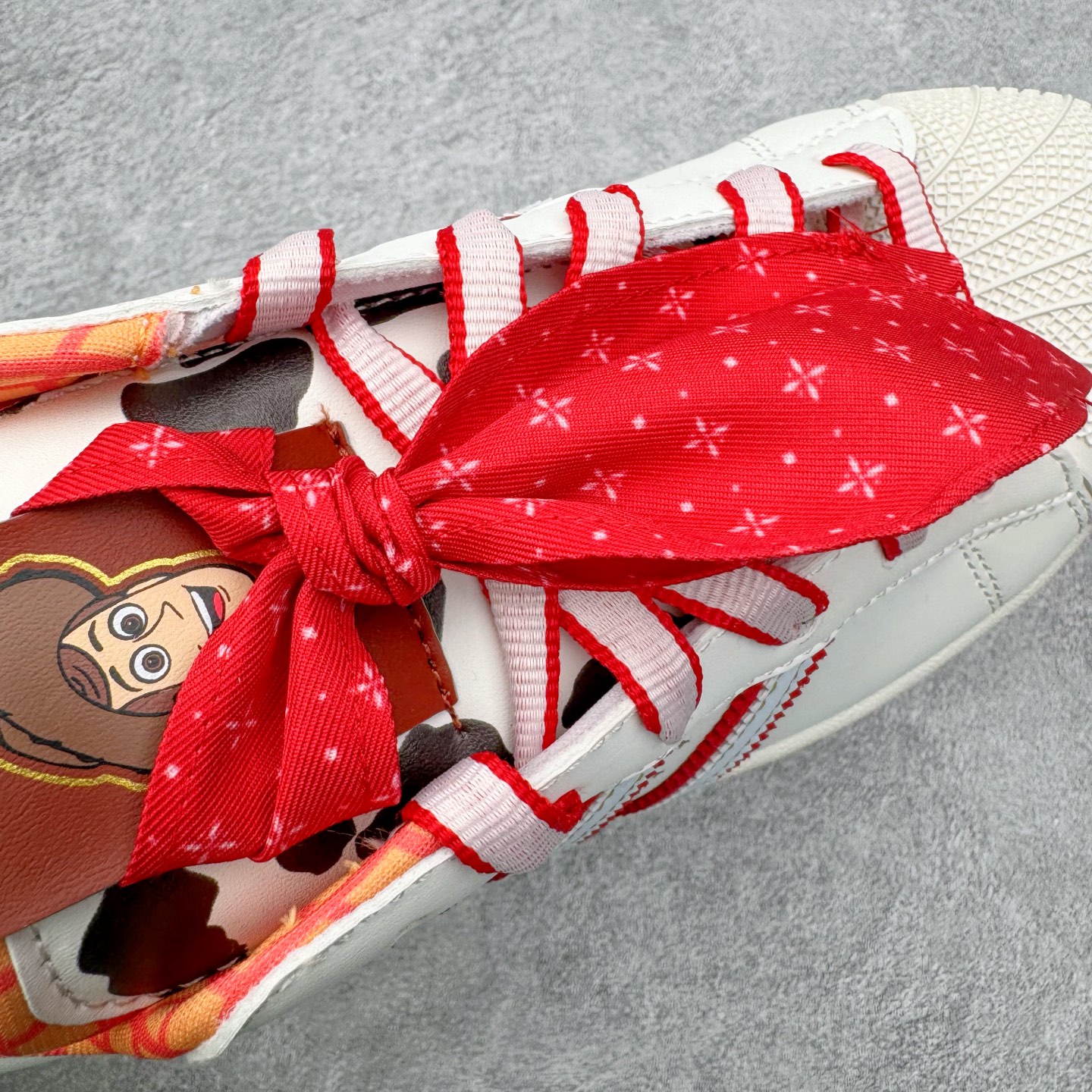 图片[14]-＃XP纯原套现福利 AD Originals Superstar 经典复古贝壳头板鞋 KK4472 诞生于1969年 是第一双将全皮面鞋 身与橡胶鞋头结合在一起的低帮篮球鞋 Superstar最开始 是作为高帮篮球鞋Pro Model的低帮版本而出现的 但因为其独特和醒目的橡胶鞋头造型而让大家熟知 被大家形象地称为\\\”shelltoe\\\”贝壳头 在70年代的美国职业篮球场上 接近3/4的NBA球员都将这双Superstar作为场上用鞋 80年代之后 经过不断的改良和发展 Superstar逐渐成为横跨时装、音乐、街头文化、休闲和运动等各大领域的时尚潮鞋 尺码：36 36.5 37 38 38.5 39 40 40.5 41 42 42.5 43 44 44.5 45-选品中心