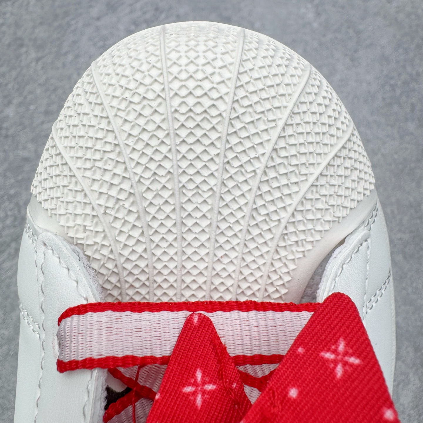 图片[13]-＃XP纯原套现福利 AD Originals Superstar 经典复古贝壳头板鞋 KK4472 诞生于1969年 是第一双将全皮面鞋 身与橡胶鞋头结合在一起的低帮篮球鞋 Superstar最开始 是作为高帮篮球鞋Pro Model的低帮版本而出现的 但因为其独特和醒目的橡胶鞋头造型而让大家熟知 被大家形象地称为\\\”shelltoe\\\”贝壳头 在70年代的美国职业篮球场上 接近3/4的NBA球员都将这双Superstar作为场上用鞋 80年代之后 经过不断的改良和发展 Superstar逐渐成为横跨时装、音乐、街头文化、休闲和运动等各大领域的时尚潮鞋 尺码：36 36.5 37 38 38.5 39 40 40.5 41 42 42.5 43 44 44.5 45-选品中心