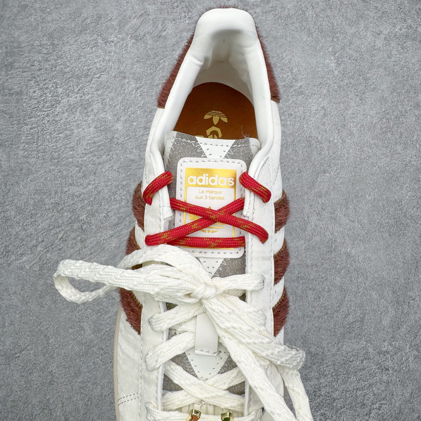 图片[5]-＃XP纯原套现福利 AD Originals Superstar 经典复古贝壳头板鞋 KJ6293 诞生于1969年 是第一双将全皮面鞋 身与橡胶鞋头结合在一起的低帮篮球鞋 Superstar最开始 是作为高帮篮球鞋Pro Model的低帮版本而出现的 但因为其独特和醒目的橡胶鞋头造型而让大家熟知 被大家形象地称为\\\”shelltoe\\\”贝壳头 在70年代的美国职业篮球场上 接近3/4的NBA球员都将这双Superstar作为场上用鞋 80年代之后 经过不断的改良和发展 Superstar逐渐成为横跨时装、音乐、街头文化、休闲和运动等各大领域的时尚潮鞋 尺码：36 36.5 37 38 38.5 39 40 40.5 41 42 42.5 43 44 44.5 45-选品中心