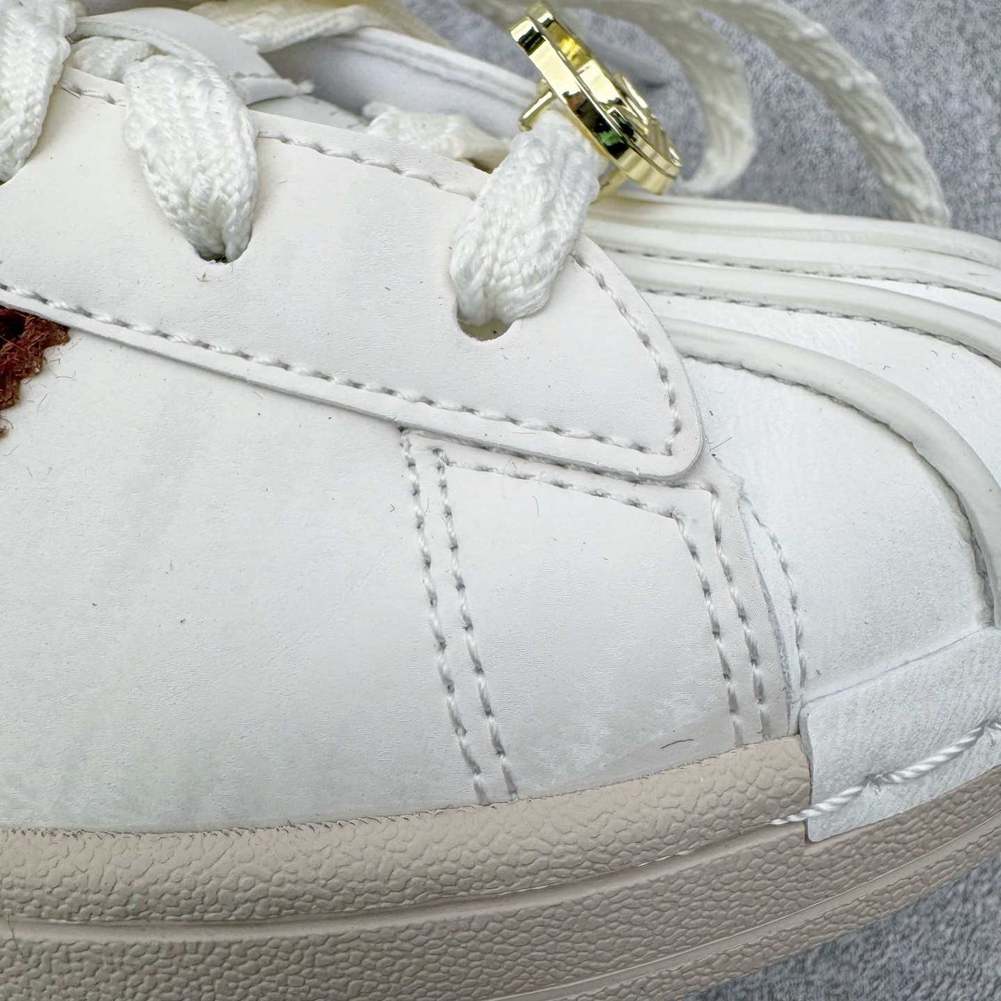 图片[10]-＃XP纯原套现福利 AD Originals Superstar 经典复古贝壳头板鞋 KJ6293 诞生于1969年 是第一双将全皮面鞋 身与橡胶鞋头结合在一起的低帮篮球鞋 Superstar最开始 是作为高帮篮球鞋Pro Model的低帮版本而出现的 但因为其独特和醒目的橡胶鞋头造型而让大家熟知 被大家形象地称为\\\”shelltoe\\\”贝壳头 在70年代的美国职业篮球场上 接近3/4的NBA球员都将这双Superstar作为场上用鞋 80年代之后 经过不断的改良和发展 Superstar逐渐成为横跨时装、音乐、街头文化、休闲和运动等各大领域的时尚潮鞋 尺码：36 36.5 37 38 38.5 39 40 40.5 41 42 42.5 43 44 44.5 45-选品中心