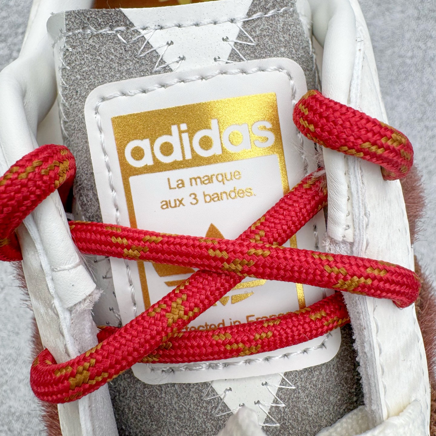 图片[14]-＃XP纯原套现福利 AD Originals Superstar 经典复古贝壳头板鞋 KJ6293 诞生于1969年 是第一双将全皮面鞋 身与橡胶鞋头结合在一起的低帮篮球鞋 Superstar最开始 是作为高帮篮球鞋Pro Model的低帮版本而出现的 但因为其独特和醒目的橡胶鞋头造型而让大家熟知 被大家形象地称为\\\”shelltoe\\\”贝壳头 在70年代的美国职业篮球场上 接近3/4的NBA球员都将这双Superstar作为场上用鞋 80年代之后 经过不断的改良和发展 Superstar逐渐成为横跨时装、音乐、街头文化、休闲和运动等各大领域的时尚潮鞋 尺码：36 36.5 37 38 38.5 39 40 40.5 41 42 42.5 43 44 44.5 45-选品中心