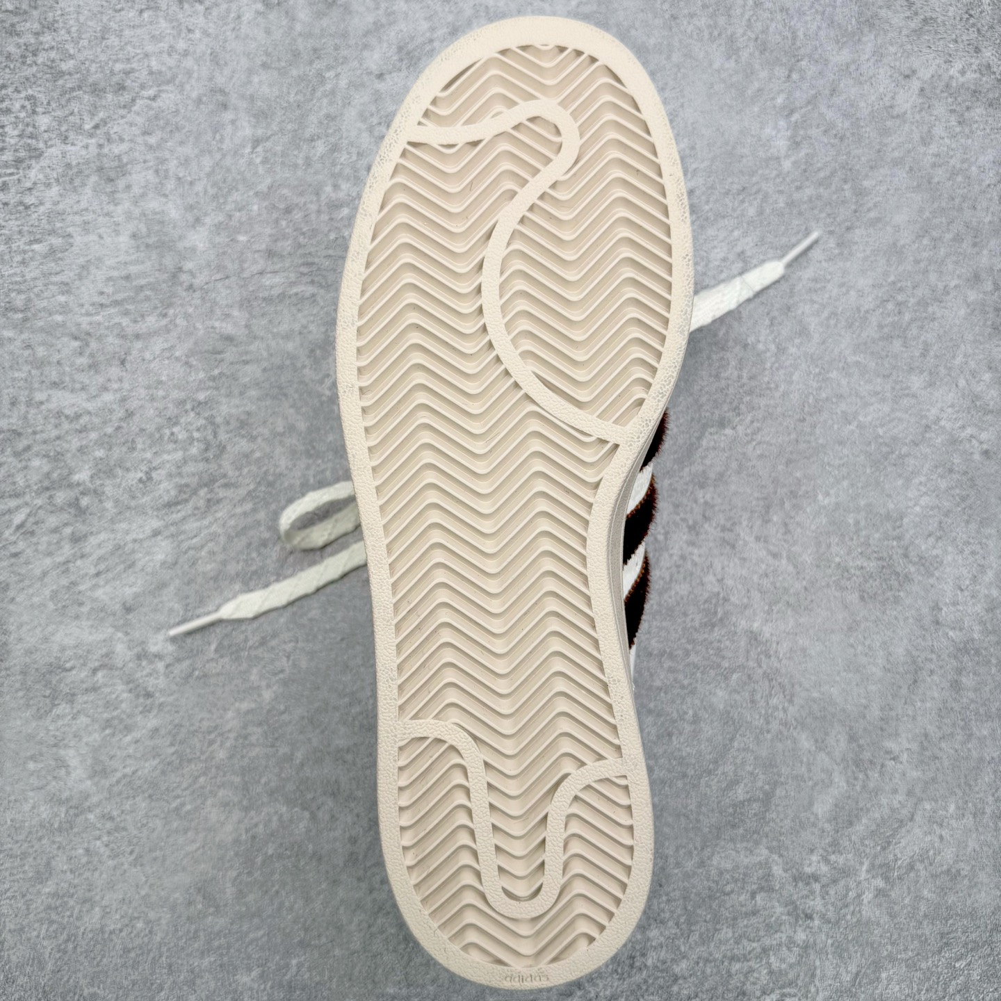 图片[9]-＃XP纯原套现福利 AD Originals Superstar 经典复古贝壳头板鞋 KJ6293 诞生于1969年 是第一双将全皮面鞋 身与橡胶鞋头结合在一起的低帮篮球鞋 Superstar最开始 是作为高帮篮球鞋Pro Model的低帮版本而出现的 但因为其独特和醒目的橡胶鞋头造型而让大家熟知 被大家形象地称为\\\”shelltoe\\\”贝壳头 在70年代的美国职业篮球场上 接近3/4的NBA球员都将这双Superstar作为场上用鞋 80年代之后 经过不断的改良和发展 Superstar逐渐成为横跨时装、音乐、街头文化、休闲和运动等各大领域的时尚潮鞋 尺码：36 36.5 37 38 38.5 39 40 40.5 41 42 42.5 43 44 44.5 45-选品中心