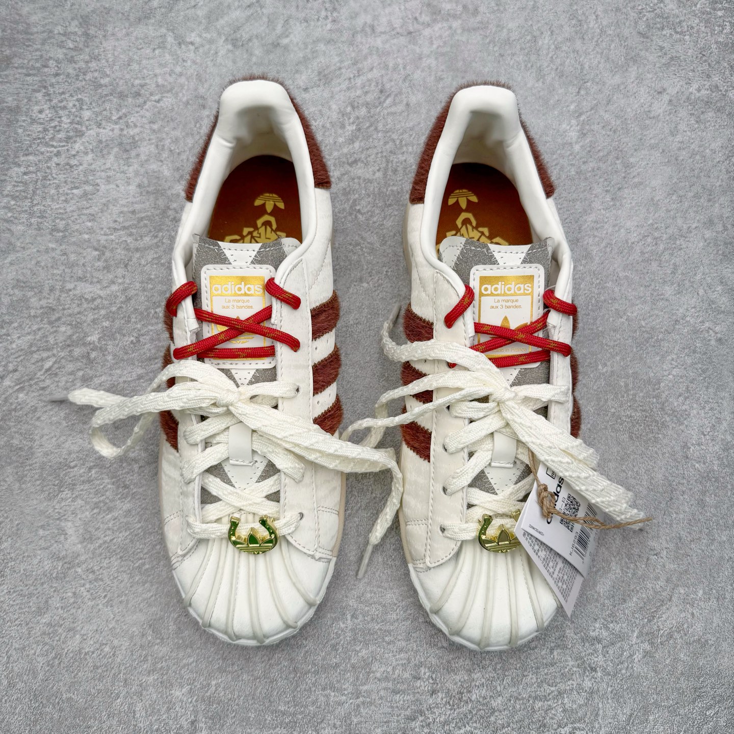 图片[2]-＃XP纯原套现福利 AD Originals Superstar 经典复古贝壳头板鞋 KJ6293 诞生于1969年 是第一双将全皮面鞋 身与橡胶鞋头结合在一起的低帮篮球鞋 Superstar最开始 是作为高帮篮球鞋Pro Model的低帮版本而出现的 但因为其独特和醒目的橡胶鞋头造型而让大家熟知 被大家形象地称为\\\”shelltoe\\\”贝壳头 在70年代的美国职业篮球场上 接近3/4的NBA球员都将这双Superstar作为场上用鞋 80年代之后 经过不断的改良和发展 Superstar逐渐成为横跨时装、音乐、街头文化、休闲和运动等各大领域的时尚潮鞋 尺码：36 36.5 37 38 38.5 39 40 40.5 41 42 42.5 43 44 44.5 45-选品中心