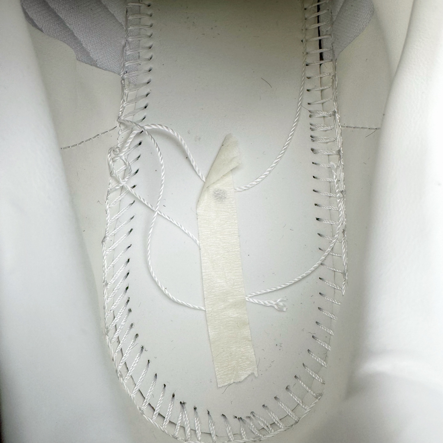 图片[16]-＃XP纯原套现福利 AD Originals Superstar 经典复古贝壳头板鞋 KJ6293 诞生于1969年 是第一双将全皮面鞋 身与橡胶鞋头结合在一起的低帮篮球鞋 Superstar最开始 是作为高帮篮球鞋Pro Model的低帮版本而出现的 但因为其独特和醒目的橡胶鞋头造型而让大家熟知 被大家形象地称为\\\”shelltoe\\\”贝壳头 在70年代的美国职业篮球场上 接近3/4的NBA球员都将这双Superstar作为场上用鞋 80年代之后 经过不断的改良和发展 Superstar逐渐成为横跨时装、音乐、街头文化、休闲和运动等各大领域的时尚潮鞋 尺码：36 36.5 37 38 38.5 39 40 40.5 41 42 42.5 43 44 44.5 45-选品中心