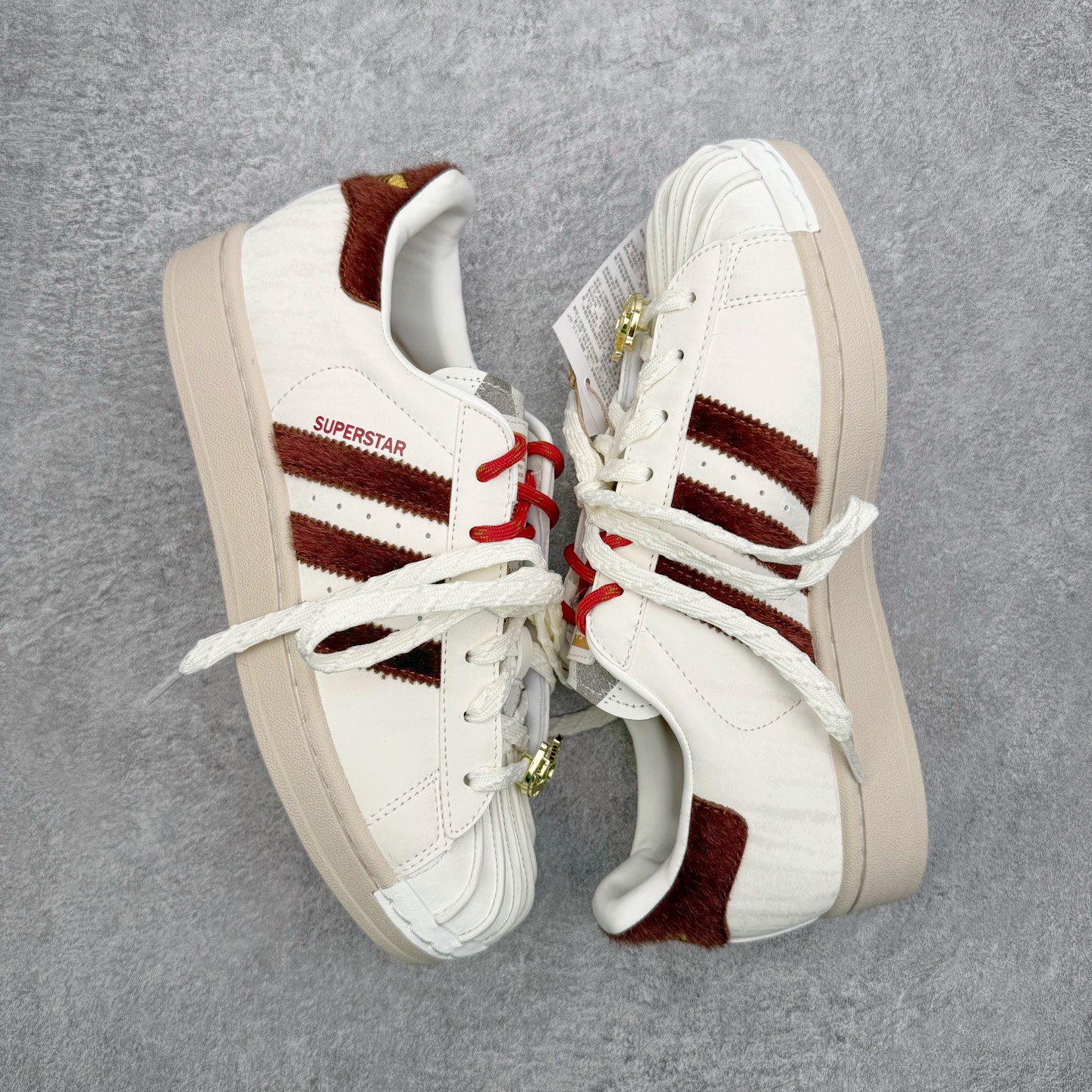 图片[3]-＃XP纯原套现福利 AD Originals Superstar 经典复古贝壳头板鞋 KJ6293 诞生于1969年 是第一双将全皮面鞋 身与橡胶鞋头结合在一起的低帮篮球鞋 Superstar最开始 是作为高帮篮球鞋Pro Model的低帮版本而出现的 但因为其独特和醒目的橡胶鞋头造型而让大家熟知 被大家形象地称为\\\”shelltoe\\\”贝壳头 在70年代的美国职业篮球场上 接近3/4的NBA球员都将这双Superstar作为场上用鞋 80年代之后 经过不断的改良和发展 Superstar逐渐成为横跨时装、音乐、街头文化、休闲和运动等各大领域的时尚潮鞋 尺码：36 36.5 37 38 38.5 39 40 40.5 41 42 42.5 43 44 44.5 45-选品中心