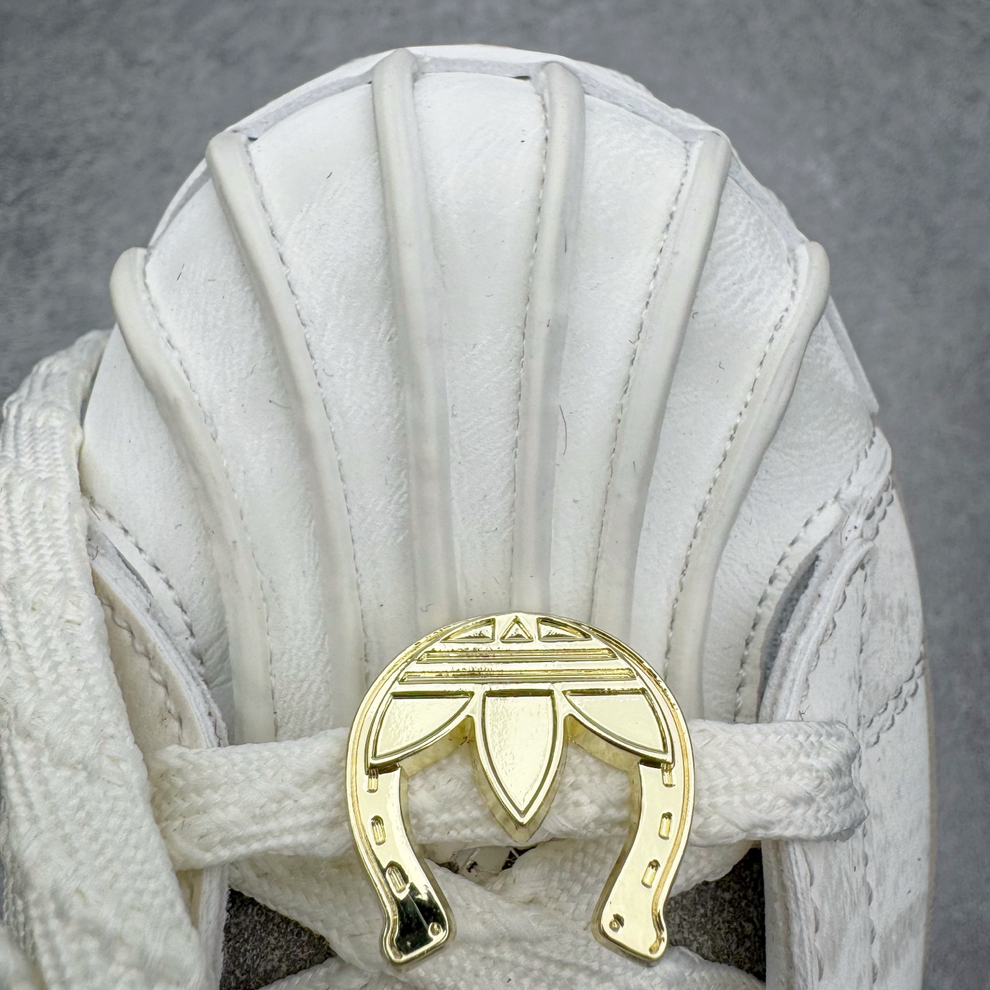 图片[12]-＃XP纯原套现福利 AD Originals Superstar 经典复古贝壳头板鞋 KJ6293 诞生于1969年 是第一双将全皮面鞋 身与橡胶鞋头结合在一起的低帮篮球鞋 Superstar最开始 是作为高帮篮球鞋Pro Model的低帮版本而出现的 但因为其独特和醒目的橡胶鞋头造型而让大家熟知 被大家形象地称为\\\”shelltoe\\\”贝壳头 在70年代的美国职业篮球场上 接近3/4的NBA球员都将这双Superstar作为场上用鞋 80年代之后 经过不断的改良和发展 Superstar逐渐成为横跨时装、音乐、街头文化、休闲和运动等各大领域的时尚潮鞋 尺码：36 36.5 37 38 38.5 39 40 40.5 41 42 42.5 43 44 44.5 45-选品中心