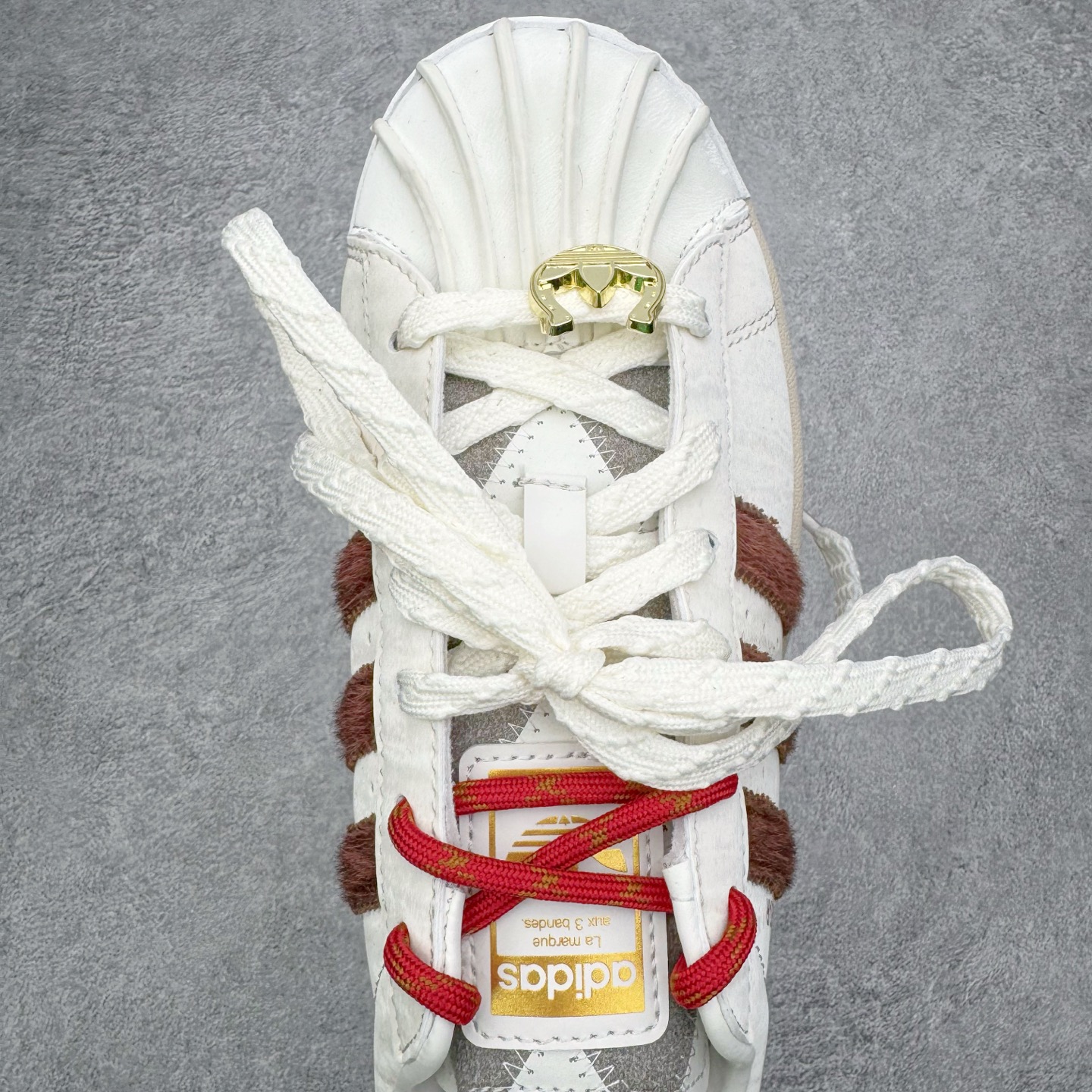 图片[4]-＃XP纯原套现福利 AD Originals Superstar 经典复古贝壳头板鞋 KJ6293 诞生于1969年 是第一双将全皮面鞋 身与橡胶鞋头结合在一起的低帮篮球鞋 Superstar最开始 是作为高帮篮球鞋Pro Model的低帮版本而出现的 但因为其独特和醒目的橡胶鞋头造型而让大家熟知 被大家形象地称为\\\”shelltoe\\\”贝壳头 在70年代的美国职业篮球场上 接近3/4的NBA球员都将这双Superstar作为场上用鞋 80年代之后 经过不断的改良和发展 Superstar逐渐成为横跨时装、音乐、街头文化、休闲和运动等各大领域的时尚潮鞋 尺码：36 36.5 37 38 38.5 39 40 40.5 41 42 42.5 43 44 44.5 45-选品中心