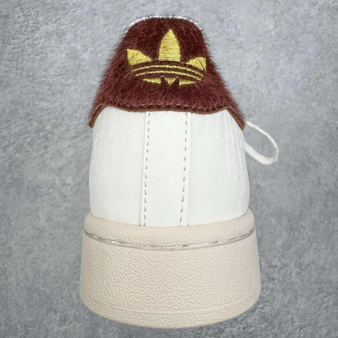 图片[8]-＃XP纯原套现福利 AD Originals Superstar 经典复古贝壳头板鞋 KJ6293 诞生于1969年 是第一双将全皮面鞋 身与橡胶鞋头结合在一起的低帮篮球鞋 Superstar最开始 是作为高帮篮球鞋Pro Model的低帮版本而出现的 但因为其独特和醒目的橡胶鞋头造型而让大家熟知 被大家形象地称为\\\”shelltoe\\\”贝壳头 在70年代的美国职业篮球场上 接近3/4的NBA球员都将这双Superstar作为场上用鞋 80年代之后 经过不断的改良和发展 Superstar逐渐成为横跨时装、音乐、街头文化、休闲和运动等各大领域的时尚潮鞋 尺码：36 36.5 37 38 38.5 39 40 40.5 41 42 42.5 43 44 44.5 45-选品中心