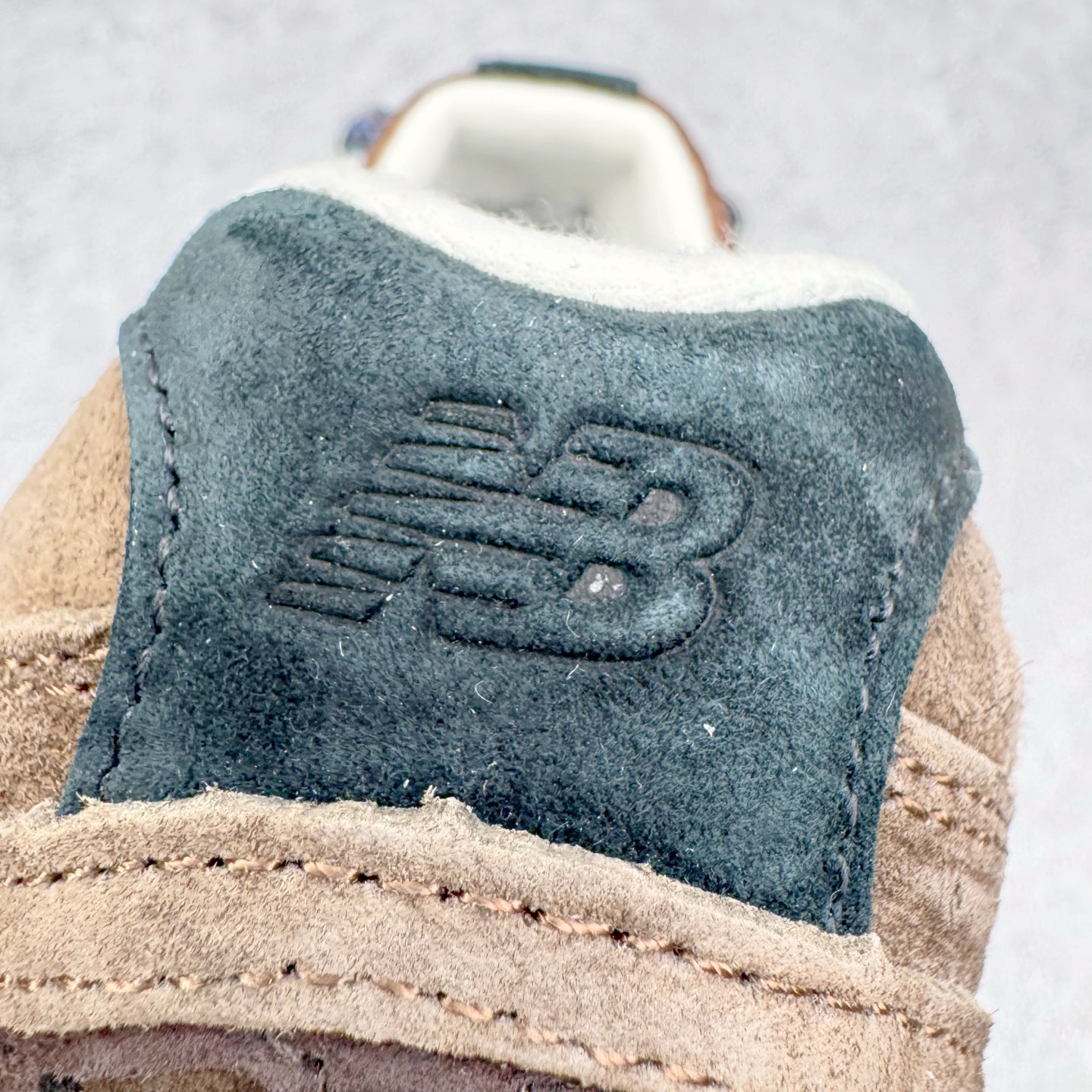 图片[14]-＃M纯原 BASKETCASE x New Balance U204LBC1 NB新百伦新款舒适百搭耐磨轻便低帮生活休闲鞋 男女同款 联名棕色 原档数据独立私模大底 唯一正确三层组合大底 特高弹切片加持 百分百还原原鞋脚感 NB市场最强产物 防伪原标全套原楦原纸板原厂数据开发 全鞋电脑针车加持 原厂网布 原装进口头层翻毛皮料正确绒感卡色 正确中底拉帮中底网布细节 匠心打造 耗时两个月开发完成 工艺极其复杂难度可想而知 高端零售专供产物 尺码：36 37 37.5 38 38.5 39.5 40 40.5 41.5 42 42.5 43 44 44.5 45 45.5 46.5 47-选品中心