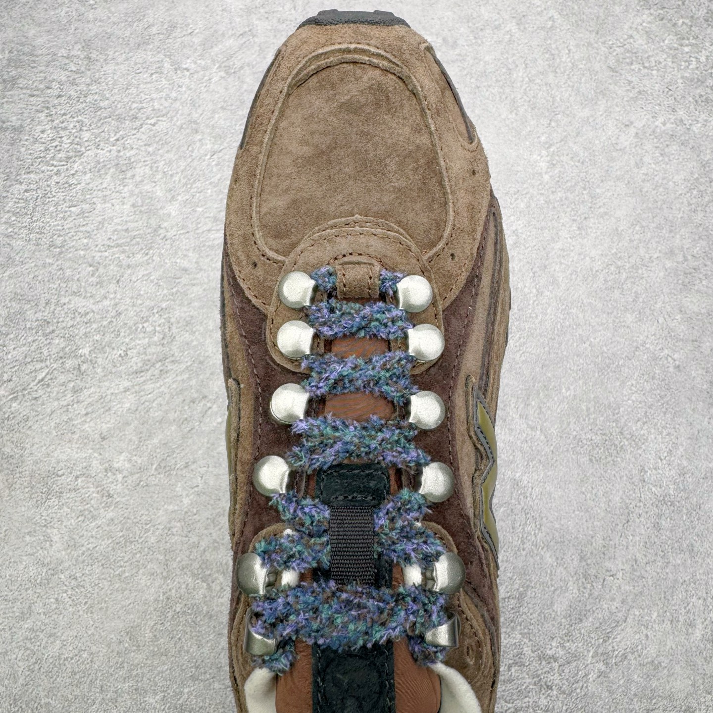 图片[4]-＃M纯原 BASKETCASE x New Balance U204LBC1 NB新百伦新款舒适百搭耐磨轻便低帮生活休闲鞋 男女同款 联名棕色 原档数据独立私模大底 唯一正确三层组合大底 特高弹切片加持 百分百还原原鞋脚感 NB市场最强产物 防伪原标全套原楦原纸板原厂数据开发 全鞋电脑针车加持 原厂网布 原装进口头层翻毛皮料正确绒感卡色 正确中底拉帮中底网布细节 匠心打造 耗时两个月开发完成 工艺极其复杂难度可想而知 高端零售专供产物 尺码：36 37 37.5 38 38.5 39.5 40 40.5 41.5 42 42.5 43 44 44.5 45 45.5 46.5 47-选品中心