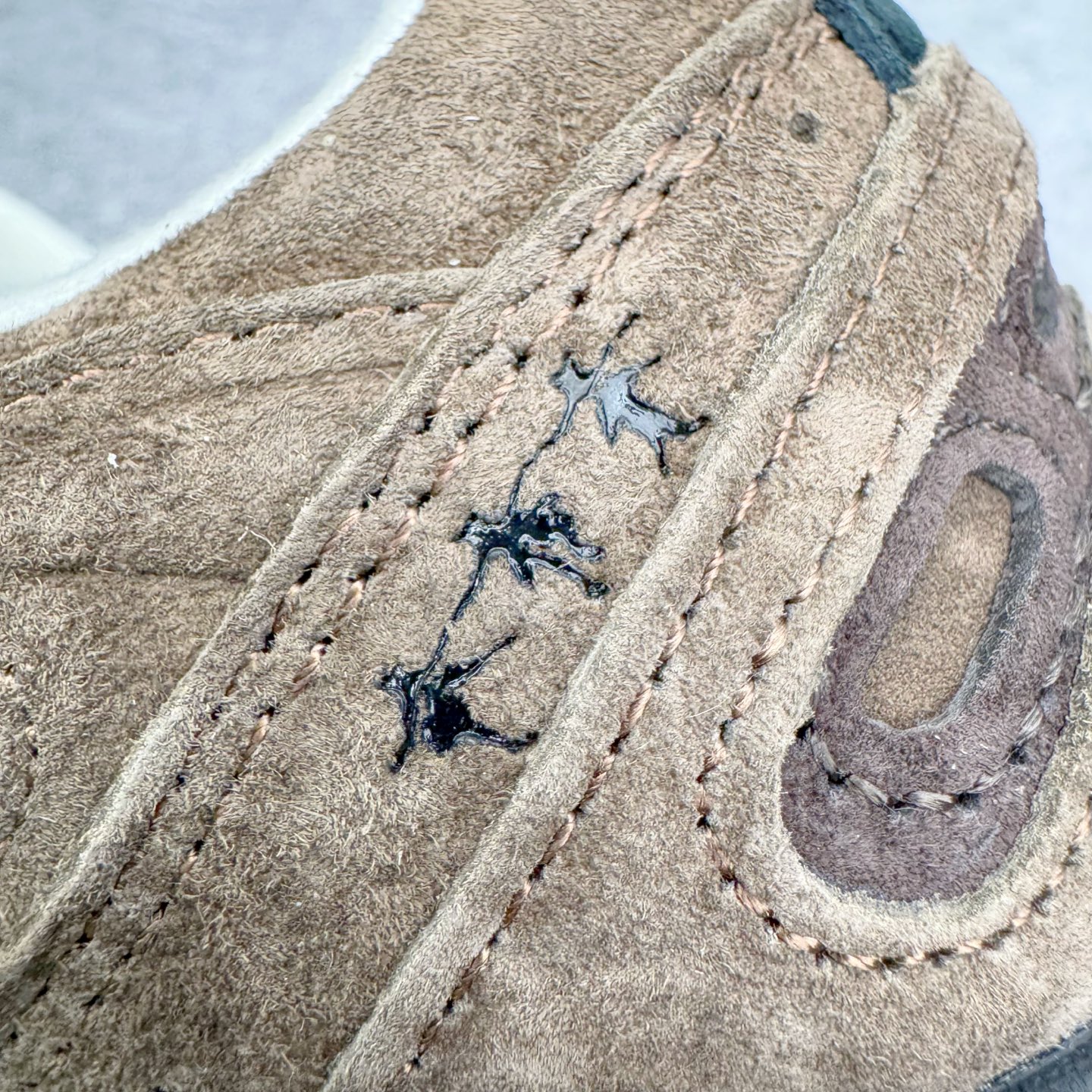 图片[17]-＃M纯原 BASKETCASE x New Balance U204LBC1 NB新百伦新款舒适百搭耐磨轻便低帮生活休闲鞋 男女同款 联名棕色 原档数据独立私模大底 唯一正确三层组合大底 特高弹切片加持 百分百还原原鞋脚感 NB市场最强产物 防伪原标全套原楦原纸板原厂数据开发 全鞋电脑针车加持 原厂网布 原装进口头层翻毛皮料正确绒感卡色 正确中底拉帮中底网布细节 匠心打造 耗时两个月开发完成 工艺极其复杂难度可想而知 高端零售专供产物 尺码：36 37 37.5 38 38.5 39.5 40 40.5 41.5 42 42.5 43 44 44.5 45 45.5 46.5 47-选品中心