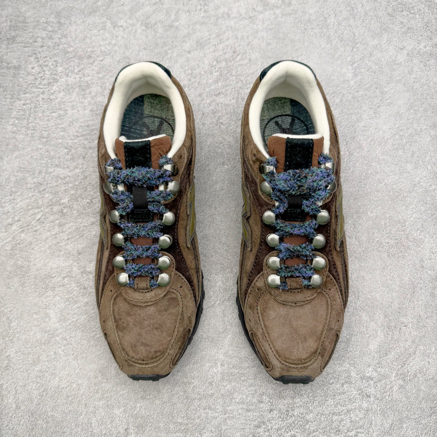 图片[2]-＃M纯原 BASKETCASE x New Balance U204LBC1 NB新百伦新款舒适百搭耐磨轻便低帮生活休闲鞋 男女同款 联名棕色 原档数据独立私模大底 唯一正确三层组合大底 特高弹切片加持 百分百还原原鞋脚感 NB市场最强产物 防伪原标全套原楦原纸板原厂数据开发 全鞋电脑针车加持 原厂网布 原装进口头层翻毛皮料正确绒感卡色 正确中底拉帮中底网布细节 匠心打造 耗时两个月开发完成 工艺极其复杂难度可想而知 高端零售专供产物 尺码：36 37 37.5 38 38.5 39.5 40 40.5 41.5 42 42.5 43 44 44.5 45 45.5 46.5 47-选品中心