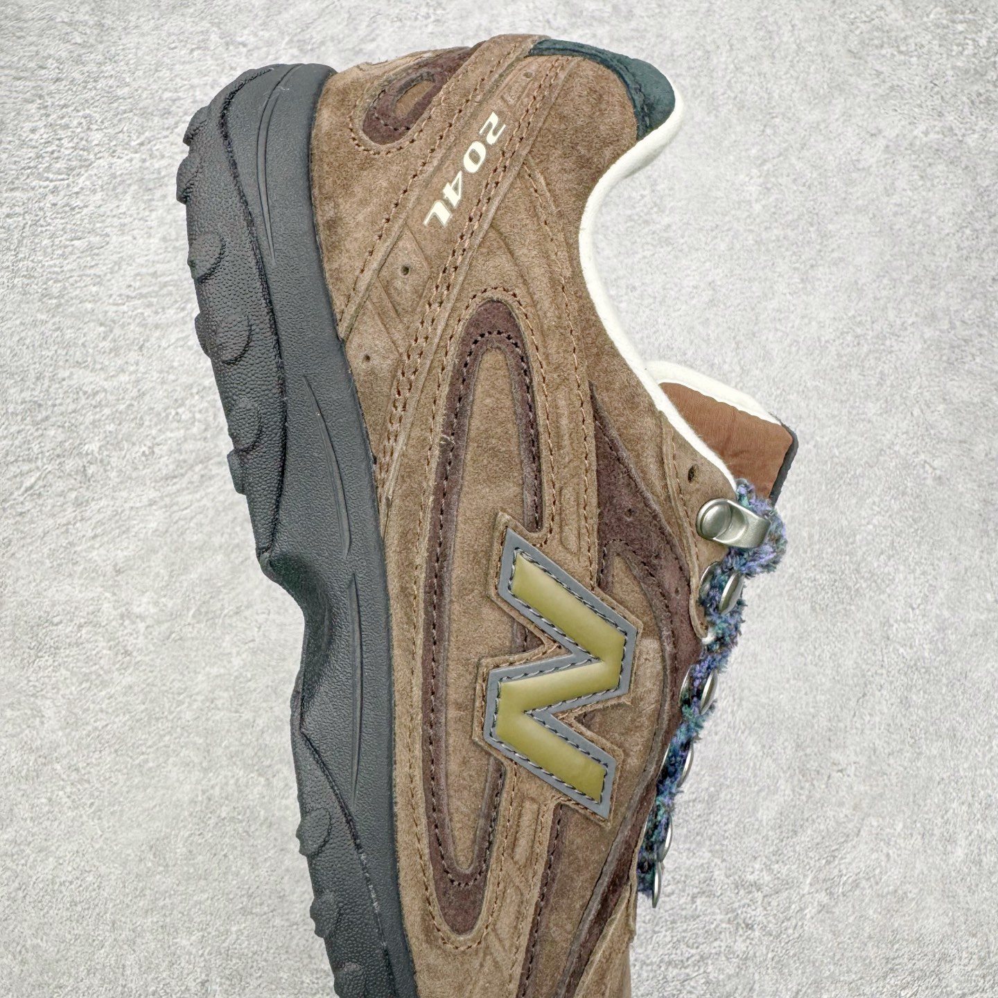 图片[6]-＃M纯原 BASKETCASE x New Balance U204LBC1 NB新百伦新款舒适百搭耐磨轻便低帮生活休闲鞋 男女同款 联名棕色 原档数据独立私模大底 唯一正确三层组合大底 特高弹切片加持 百分百还原原鞋脚感 NB市场最强产物 防伪原标全套原楦原纸板原厂数据开发 全鞋电脑针车加持 原厂网布 原装进口头层翻毛皮料正确绒感卡色 正确中底拉帮中底网布细节 匠心打造 耗时两个月开发完成 工艺极其复杂难度可想而知 高端零售专供产物 尺码：36 37 37.5 38 38.5 39.5 40 40.5 41.5 42 42.5 43 44 44.5 45 45.5 46.5 47-选品中心