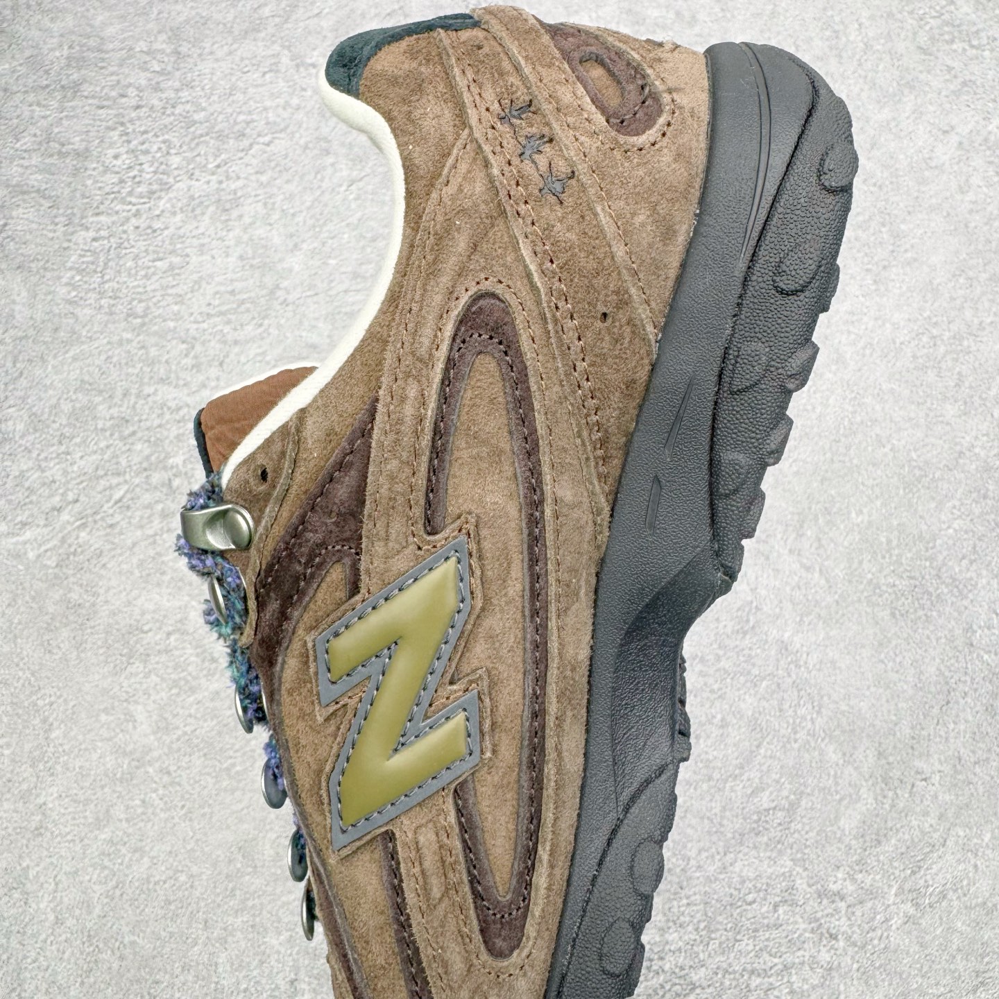 图片[7]-＃M纯原 BASKETCASE x New Balance U204LBC1 NB新百伦新款舒适百搭耐磨轻便低帮生活休闲鞋 男女同款 联名棕色 原档数据独立私模大底 唯一正确三层组合大底 特高弹切片加持 百分百还原原鞋脚感 NB市场最强产物 防伪原标全套原楦原纸板原厂数据开发 全鞋电脑针车加持 原厂网布 原装进口头层翻毛皮料正确绒感卡色 正确中底拉帮中底网布细节 匠心打造 耗时两个月开发完成 工艺极其复杂难度可想而知 高端零售专供产物 尺码：36 37 37.5 38 38.5 39.5 40 40.5 41.5 42 42.5 43 44 44.5 45 45.5 46.5 47-选品中心