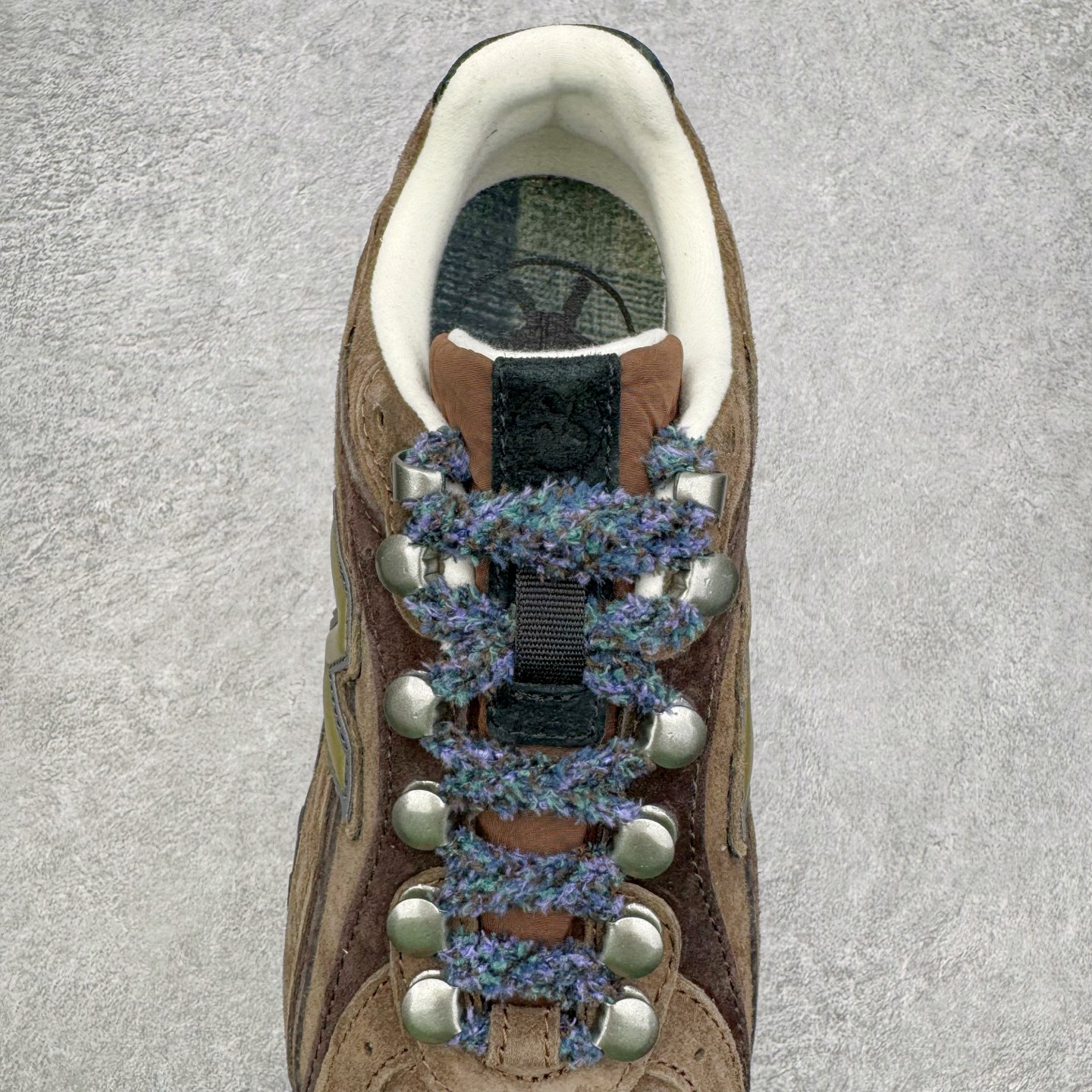 图片[5]-＃M纯原 BASKETCASE x New Balance U204LBC1 NB新百伦新款舒适百搭耐磨轻便低帮生活休闲鞋 男女同款 联名棕色 原档数据独立私模大底 唯一正确三层组合大底 特高弹切片加持 百分百还原原鞋脚感 NB市场最强产物 防伪原标全套原楦原纸板原厂数据开发 全鞋电脑针车加持 原厂网布 原装进口头层翻毛皮料正确绒感卡色 正确中底拉帮中底网布细节 匠心打造 耗时两个月开发完成 工艺极其复杂难度可想而知 高端零售专供产物 尺码：36 37 37.5 38 38.5 39.5 40 40.5 41.5 42 42.5 43 44 44.5 45 45.5 46.5 47-选品中心