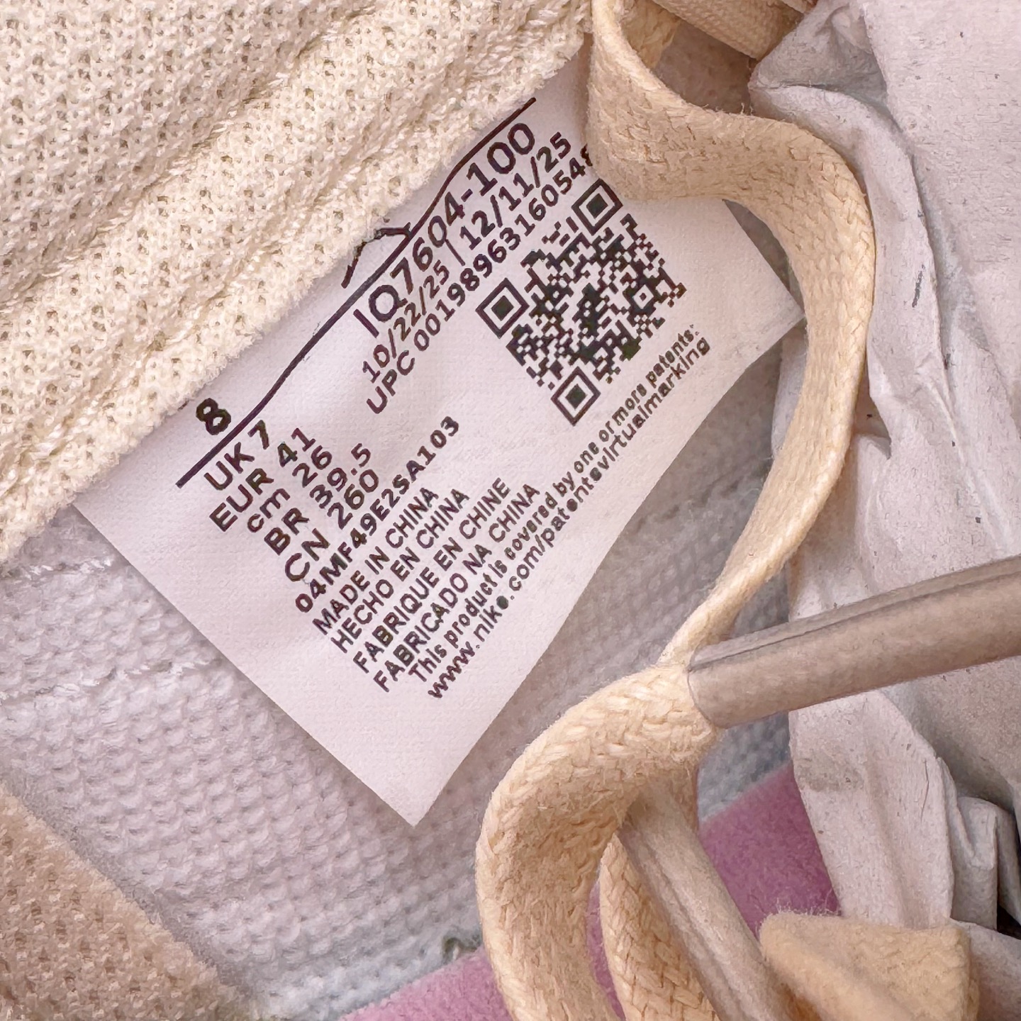 图片[19]-＃FK纯原 Travis Scott x Air Jordan AJ1 Low OG SP TS联名倒钩低帮 米黄粉 IQ7604-100 外贸高端零售特供批次 产品品控稳定性领先行业 各方面均可对飙L版 良心定价不杀猪 原厂全套原楦原纸板冲刀磨具开发 原厂皮料加持 原厂港宝加持定型后跟R度完美 同源原厂电绣 鬼脸飞翼针数密度立体效果一致 百分百一致原鞋 原厂拉帮工艺 针距密度一致 后跟弧度收口自然不对折 极致一眼正品既视感 进口玻璃冲刀皮料裁剪零毛边 全鞋电脑针车工艺 品控清洁度最高QC检验标准 免检产品 原厂订购鞋盒、鞋标、防尘纸、鞋撑、鞋带 追求极致的原厂味道 尺码：36 36.5 37.5 38 38.5 39 40 40.5 41 42 42.5 43 44 44.5 45 46 47.5 48.5-选品中心