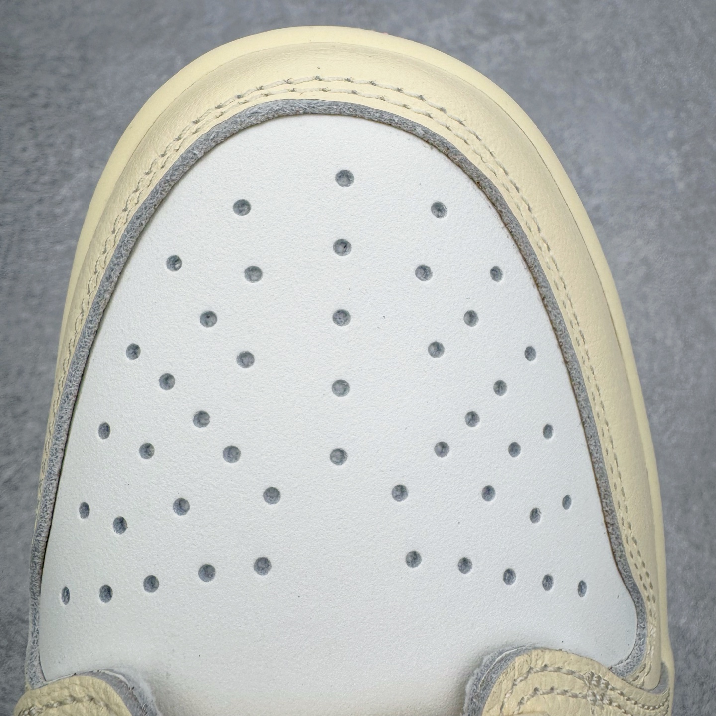 图片[11]-＃FK纯原 Travis Scott x Air Jordan AJ1 Low OG SP TS联名倒钩低帮 米黄粉 IQ7604-100 外贸高端零售特供批次 产品品控稳定性领先行业 各方面均可对飙L版 良心定价不杀猪 原厂全套原楦原纸板冲刀磨具开发 原厂皮料加持 原厂港宝加持定型后跟R度完美 同源原厂电绣 鬼脸飞翼针数密度立体效果一致 百分百一致原鞋 原厂拉帮工艺 针距密度一致 后跟弧度收口自然不对折 极致一眼正品既视感 进口玻璃冲刀皮料裁剪零毛边 全鞋电脑针车工艺 品控清洁度最高QC检验标准 免检产品 原厂订购鞋盒、鞋标、防尘纸、鞋撑、鞋带 追求极致的原厂味道 尺码：36 36.5 37.5 38 38.5 39 40 40.5 41 42 42.5 43 44 44.5 45 46 47.5 48.5-选品中心