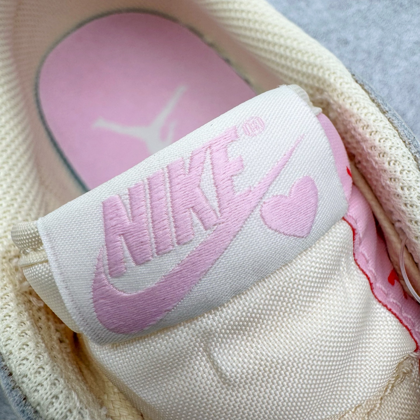 图片[17]-＃FK纯原 Travis Scott x Air Jordan AJ1 Low OG SP TS联名倒钩低帮 米黄粉 IQ7604-100 外贸高端零售特供批次 产品品控稳定性领先行业 各方面均可对飙L版 良心定价不杀猪 原厂全套原楦原纸板冲刀磨具开发 原厂皮料加持 原厂港宝加持定型后跟R度完美 同源原厂电绣 鬼脸飞翼针数密度立体效果一致 百分百一致原鞋 原厂拉帮工艺 针距密度一致 后跟弧度收口自然不对折 极致一眼正品既视感 进口玻璃冲刀皮料裁剪零毛边 全鞋电脑针车工艺 品控清洁度最高QC检验标准 免检产品 原厂订购鞋盒、鞋标、防尘纸、鞋撑、鞋带 追求极致的原厂味道 尺码：36 36.5 37.5 38 38.5 39 40 40.5 41 42 42.5 43 44 44.5 45 46 47.5 48.5-选品中心