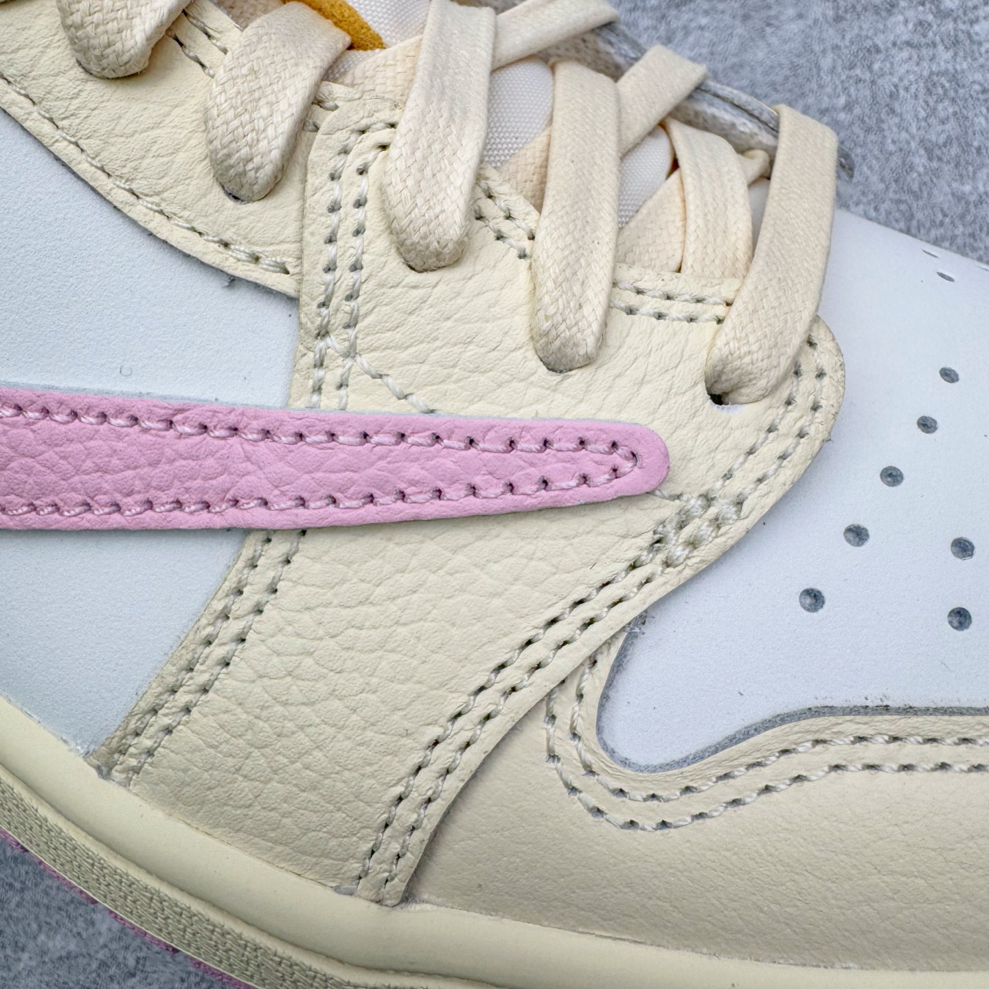 图片[12]-＃FK纯原 Travis Scott x Air Jordan AJ1 Low OG SP TS联名倒钩低帮 米黄粉 IQ7604-100 外贸高端零售特供批次 产品品控稳定性领先行业 各方面均可对飙L版 良心定价不杀猪 原厂全套原楦原纸板冲刀磨具开发 原厂皮料加持 原厂港宝加持定型后跟R度完美 同源原厂电绣 鬼脸飞翼针数密度立体效果一致 百分百一致原鞋 原厂拉帮工艺 针距密度一致 后跟弧度收口自然不对折 极致一眼正品既视感 进口玻璃冲刀皮料裁剪零毛边 全鞋电脑针车工艺 品控清洁度最高QC检验标准 免检产品 原厂订购鞋盒、鞋标、防尘纸、鞋撑、鞋带 追求极致的原厂味道 尺码：36 36.5 37.5 38 38.5 39 40 40.5 41 42 42.5 43 44 44.5 45 46 47.5 48.5-选品中心