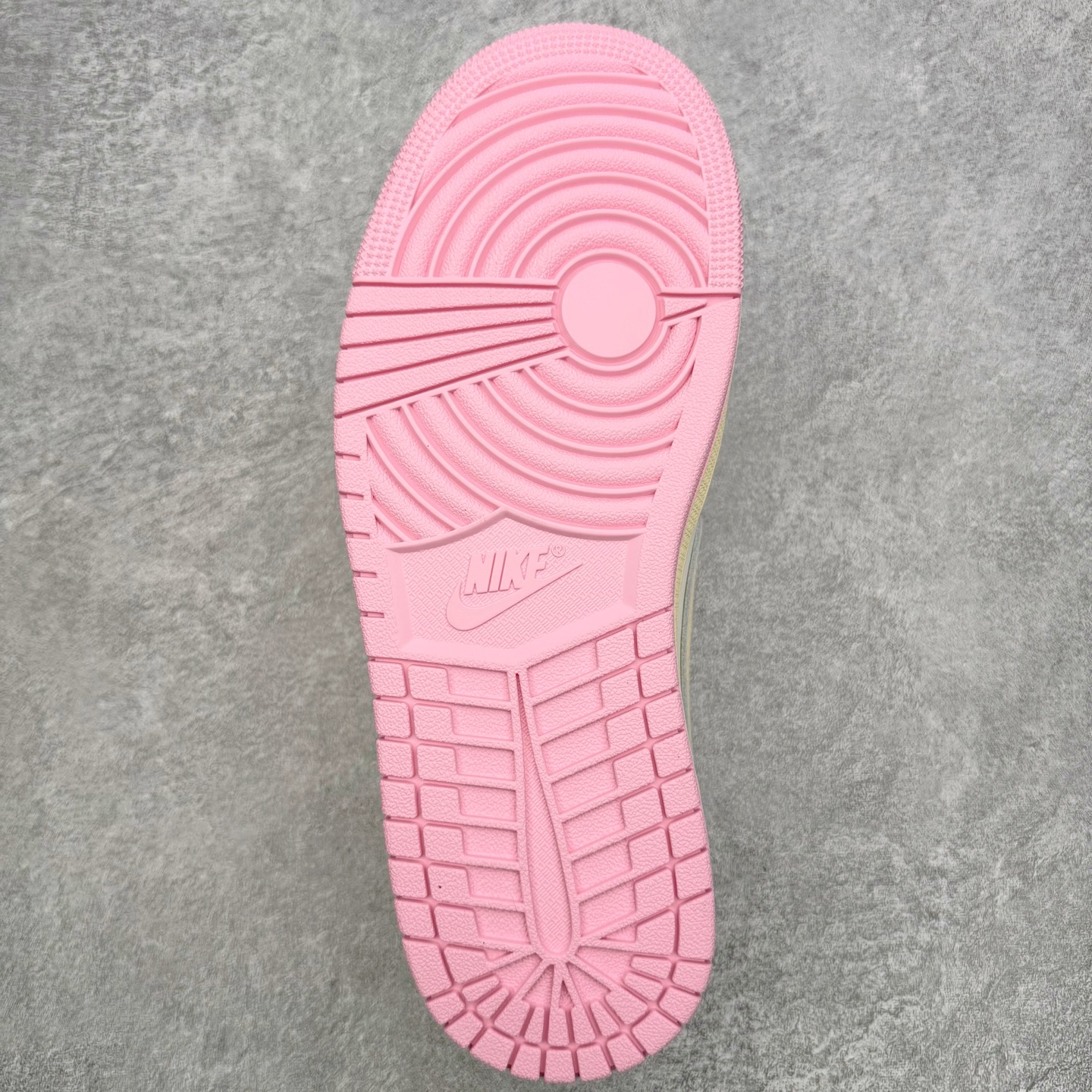 图片[9]-＃FK纯原 Travis Scott x Air Jordan AJ1 Low OG SP TS联名倒钩低帮 米黄粉 IQ7604-100 外贸高端零售特供批次 产品品控稳定性领先行业 各方面均可对飙L版 良心定价不杀猪 原厂全套原楦原纸板冲刀磨具开发 原厂皮料加持 原厂港宝加持定型后跟R度完美 同源原厂电绣 鬼脸飞翼针数密度立体效果一致 百分百一致原鞋 原厂拉帮工艺 针距密度一致 后跟弧度收口自然不对折 极致一眼正品既视感 进口玻璃冲刀皮料裁剪零毛边 全鞋电脑针车工艺 品控清洁度最高QC检验标准 免检产品 原厂订购鞋盒、鞋标、防尘纸、鞋撑、鞋带 追求极致的原厂味道 尺码：36 36.5 37.5 38 38.5 39 40 40.5 41 42 42.5 43 44 44.5 45 46 47.5 48.5-选品中心