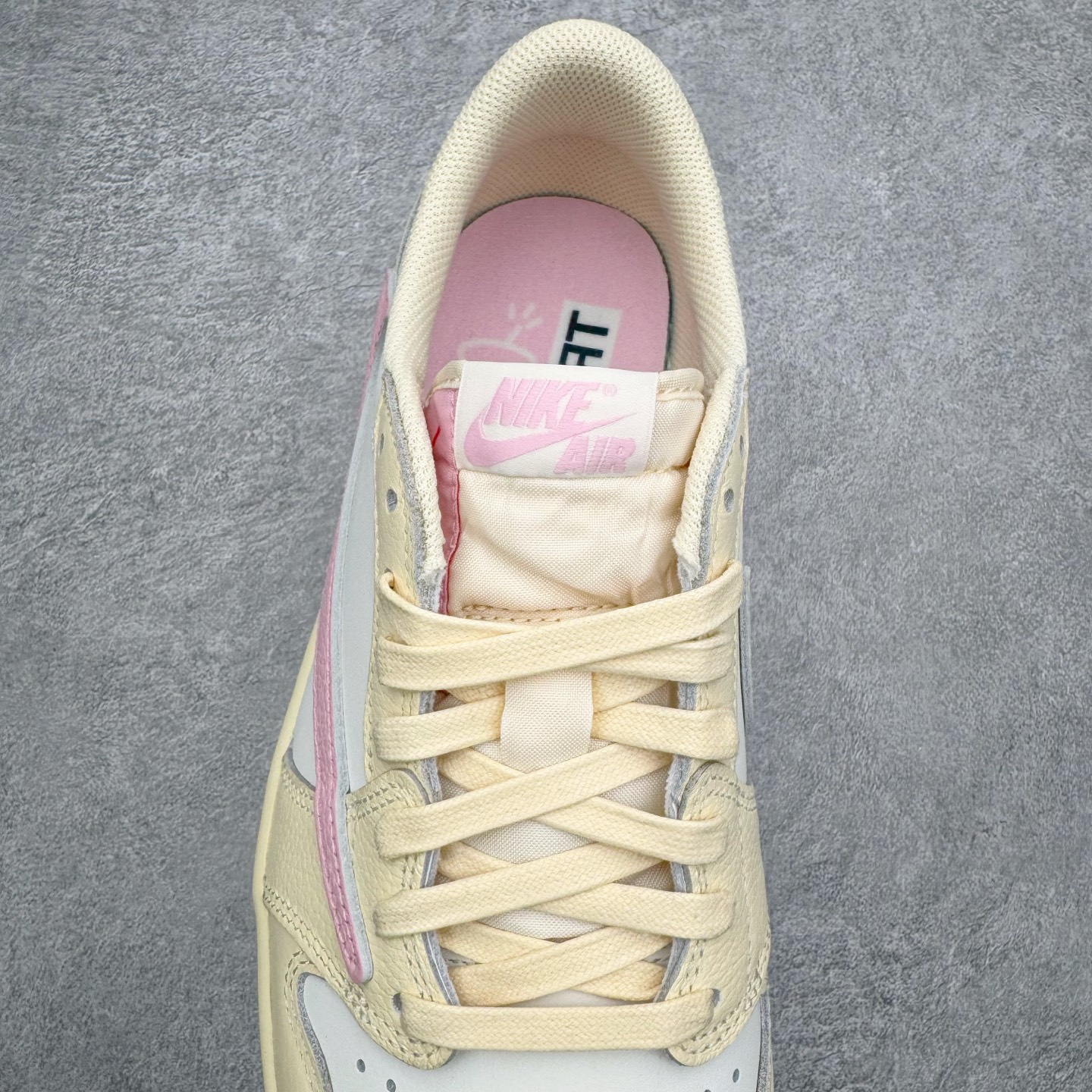 图片[5]-＃FK纯原 Travis Scott x Air Jordan AJ1 Low OG SP TS联名倒钩低帮 米黄粉 IQ7604-100 外贸高端零售特供批次 产品品控稳定性领先行业 各方面均可对飙L版 良心定价不杀猪 原厂全套原楦原纸板冲刀磨具开发 原厂皮料加持 原厂港宝加持定型后跟R度完美 同源原厂电绣 鬼脸飞翼针数密度立体效果一致 百分百一致原鞋 原厂拉帮工艺 针距密度一致 后跟弧度收口自然不对折 极致一眼正品既视感 进口玻璃冲刀皮料裁剪零毛边 全鞋电脑针车工艺 品控清洁度最高QC检验标准 免检产品 原厂订购鞋盒、鞋标、防尘纸、鞋撑、鞋带 追求极致的原厂味道 尺码：36 36.5 37.5 38 38.5 39 40 40.5 41 42 42.5 43 44 44.5 45 46 47.5 48.5-选品中心