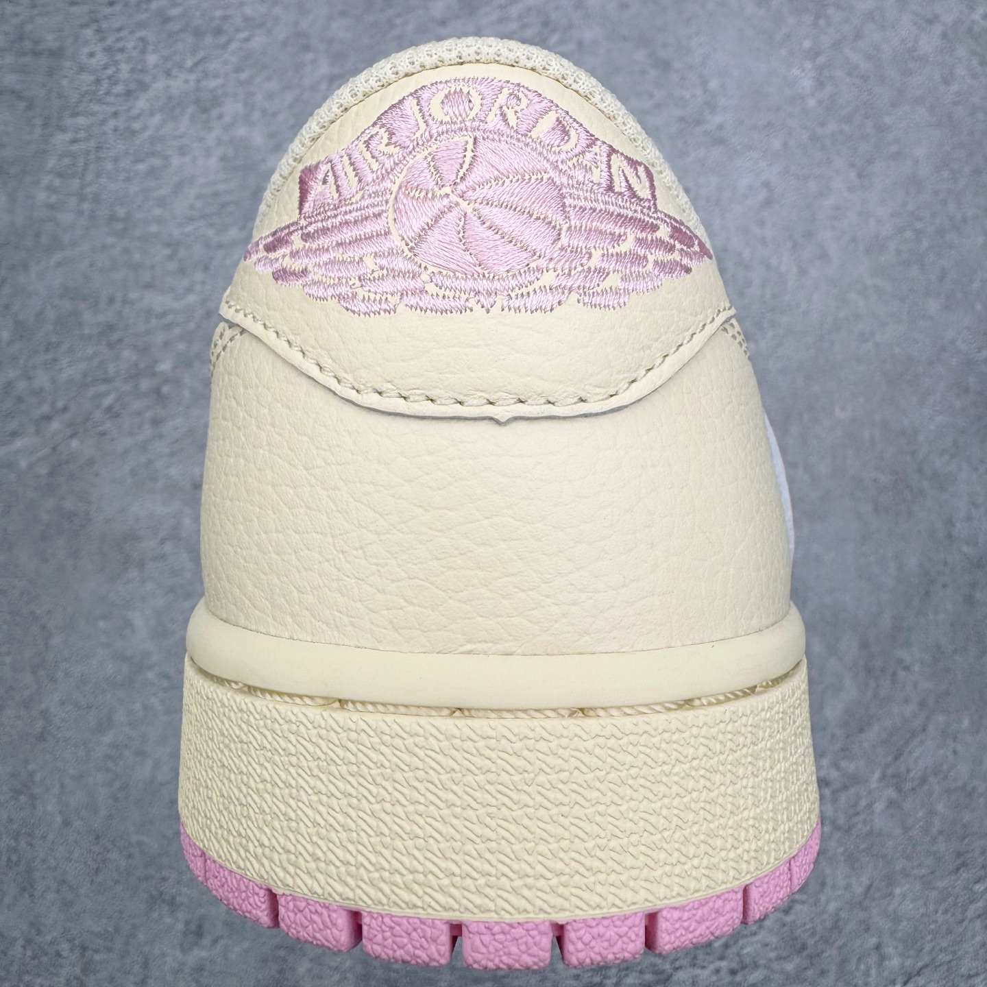 图片[8]-＃FK纯原 Travis Scott x Air Jordan AJ1 Low OG SP TS联名倒钩低帮 米黄粉 IQ7604-100 外贸高端零售特供批次 产品品控稳定性领先行业 各方面均可对飙L版 良心定价不杀猪 原厂全套原楦原纸板冲刀磨具开发 原厂皮料加持 原厂港宝加持定型后跟R度完美 同源原厂电绣 鬼脸飞翼针数密度立体效果一致 百分百一致原鞋 原厂拉帮工艺 针距密度一致 后跟弧度收口自然不对折 极致一眼正品既视感 进口玻璃冲刀皮料裁剪零毛边 全鞋电脑针车工艺 品控清洁度最高QC检验标准 免检产品 原厂订购鞋盒、鞋标、防尘纸、鞋撑、鞋带 追求极致的原厂味道 尺码：36 36.5 37.5 38 38.5 39 40 40.5 41 42 42.5 43 44 44.5 45 46 47.5 48.5-选品中心