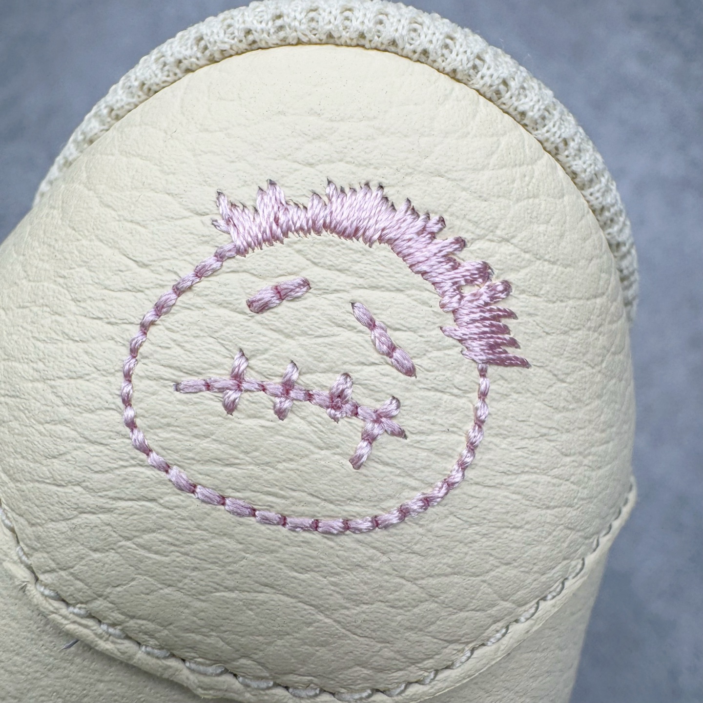 图片[14]-＃FK纯原 Travis Scott x Air Jordan AJ1 Low OG SP TS联名倒钩低帮 米黄粉 IQ7604-100 外贸高端零售特供批次 产品品控稳定性领先行业 各方面均可对飙L版 良心定价不杀猪 原厂全套原楦原纸板冲刀磨具开发 原厂皮料加持 原厂港宝加持定型后跟R度完美 同源原厂电绣 鬼脸飞翼针数密度立体效果一致 百分百一致原鞋 原厂拉帮工艺 针距密度一致 后跟弧度收口自然不对折 极致一眼正品既视感 进口玻璃冲刀皮料裁剪零毛边 全鞋电脑针车工艺 品控清洁度最高QC检验标准 免检产品 原厂订购鞋盒、鞋标、防尘纸、鞋撑、鞋带 追求极致的原厂味道 尺码：36 36.5 37.5 38 38.5 39 40 40.5 41 42 42.5 43 44 44.5 45 46 47.5 48.5-选品中心