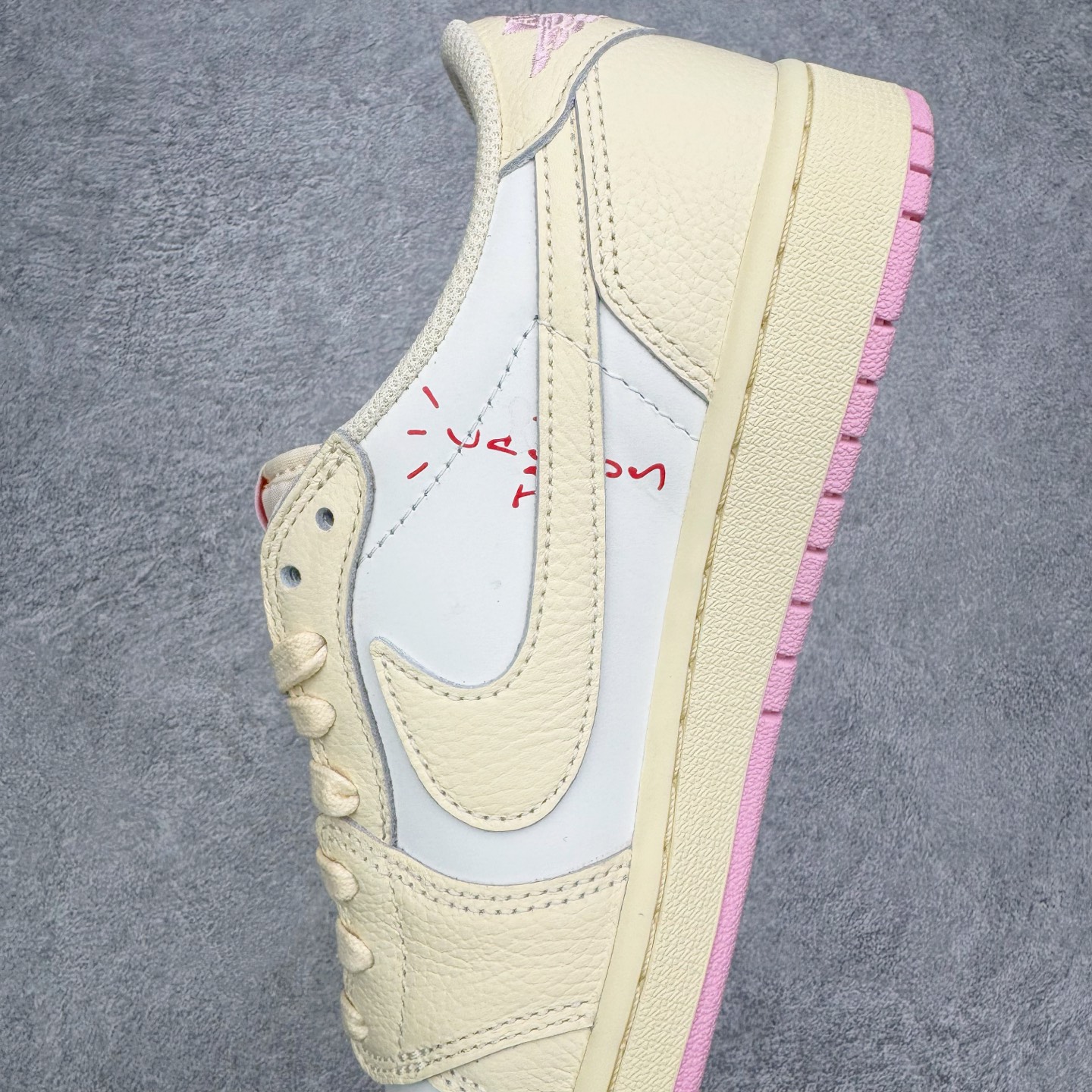 图片[7]-＃FK纯原 Travis Scott x Air Jordan AJ1 Low OG SP TS联名倒钩低帮 米黄粉 IQ7604-100 外贸高端零售特供批次 产品品控稳定性领先行业 各方面均可对飙L版 良心定价不杀猪 原厂全套原楦原纸板冲刀磨具开发 原厂皮料加持 原厂港宝加持定型后跟R度完美 同源原厂电绣 鬼脸飞翼针数密度立体效果一致 百分百一致原鞋 原厂拉帮工艺 针距密度一致 后跟弧度收口自然不对折 极致一眼正品既视感 进口玻璃冲刀皮料裁剪零毛边 全鞋电脑针车工艺 品控清洁度最高QC检验标准 免检产品 原厂订购鞋盒、鞋标、防尘纸、鞋撑、鞋带 追求极致的原厂味道 尺码：36 36.5 37.5 38 38.5 39 40 40.5 41 42 42.5 43 44 44.5 45 46 47.5 48.5-选品中心