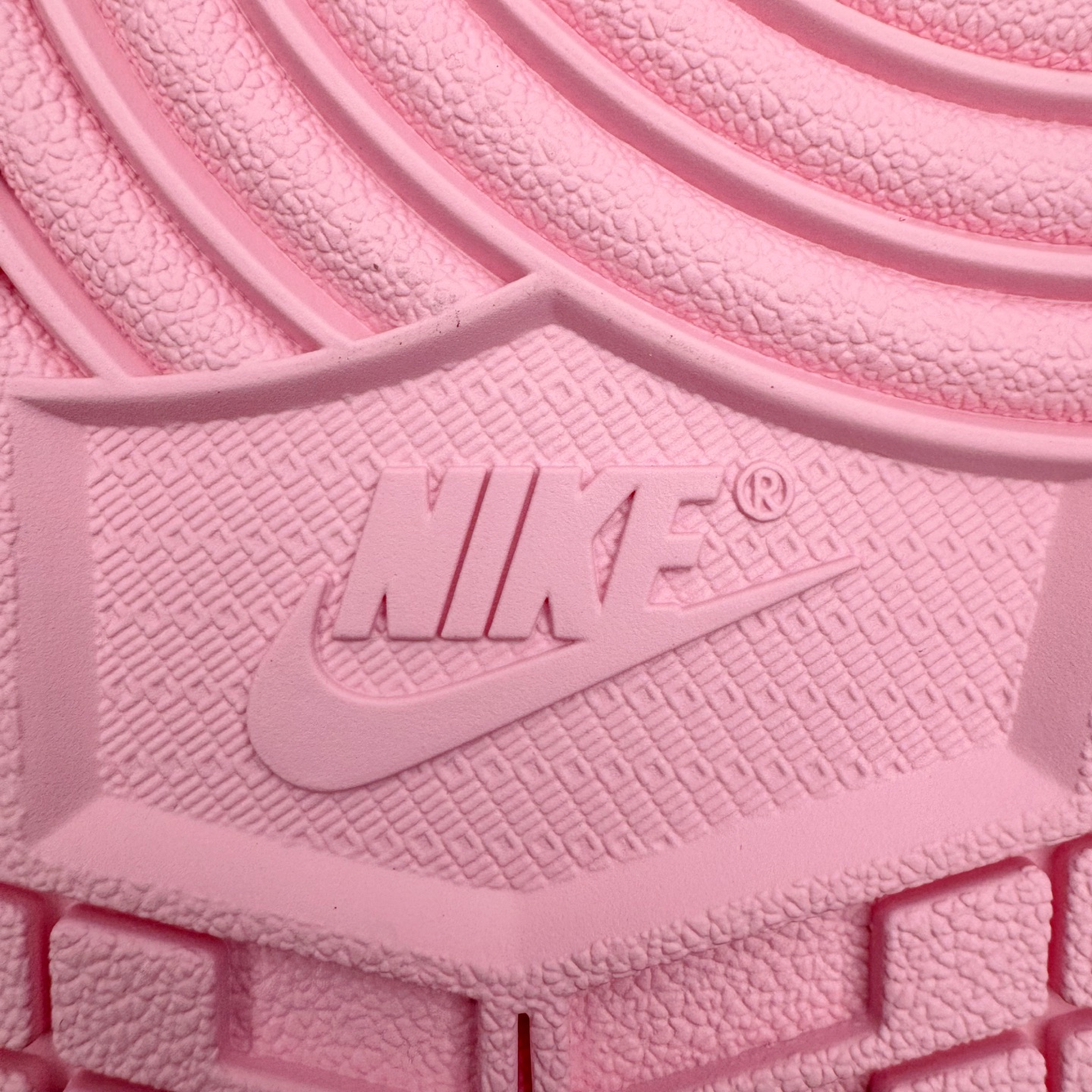 图片[10]-＃FK纯原 Travis Scott x Air Jordan AJ1 Low OG SP TS联名倒钩低帮 米黄粉 IQ7604-100 外贸高端零售特供批次 产品品控稳定性领先行业 各方面均可对飙L版 良心定价不杀猪 原厂全套原楦原纸板冲刀磨具开发 原厂皮料加持 原厂港宝加持定型后跟R度完美 同源原厂电绣 鬼脸飞翼针数密度立体效果一致 百分百一致原鞋 原厂拉帮工艺 针距密度一致 后跟弧度收口自然不对折 极致一眼正品既视感 进口玻璃冲刀皮料裁剪零毛边 全鞋电脑针车工艺 品控清洁度最高QC检验标准 免检产品 原厂订购鞋盒、鞋标、防尘纸、鞋撑、鞋带 追求极致的原厂味道 尺码：36 36.5 37.5 38 38.5 39 40 40.5 41 42 42.5 43 44 44.5 45 46 47.5 48.5-选品中心