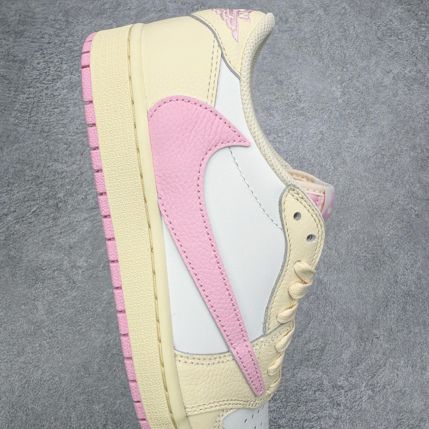 图片[6]-＃FK纯原 Travis Scott x Air Jordan AJ1 Low OG SP TS联名倒钩低帮 米黄粉 IQ7604-100 外贸高端零售特供批次 产品品控稳定性领先行业 各方面均可对飙L版 良心定价不杀猪 原厂全套原楦原纸板冲刀磨具开发 原厂皮料加持 原厂港宝加持定型后跟R度完美 同源原厂电绣 鬼脸飞翼针数密度立体效果一致 百分百一致原鞋 原厂拉帮工艺 针距密度一致 后跟弧度收口自然不对折 极致一眼正品既视感 进口玻璃冲刀皮料裁剪零毛边 全鞋电脑针车工艺 品控清洁度最高QC检验标准 免检产品 原厂订购鞋盒、鞋标、防尘纸、鞋撑、鞋带 追求极致的原厂味道 尺码：36 36.5 37.5 38 38.5 39 40 40.5 41 42 42.5 43 44 44.5 45 46 47.5 48.5-选品中心