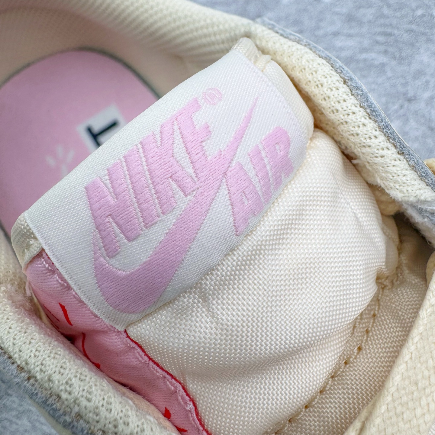 图片[15]-＃FK纯原 Travis Scott x Air Jordan AJ1 Low OG SP TS联名倒钩低帮 米黄粉 IQ7604-100 外贸高端零售特供批次 产品品控稳定性领先行业 各方面均可对飙L版 良心定价不杀猪 原厂全套原楦原纸板冲刀磨具开发 原厂皮料加持 原厂港宝加持定型后跟R度完美 同源原厂电绣 鬼脸飞翼针数密度立体效果一致 百分百一致原鞋 原厂拉帮工艺 针距密度一致 后跟弧度收口自然不对折 极致一眼正品既视感 进口玻璃冲刀皮料裁剪零毛边 全鞋电脑针车工艺 品控清洁度最高QC检验标准 免检产品 原厂订购鞋盒、鞋标、防尘纸、鞋撑、鞋带 追求极致的原厂味道 尺码：36 36.5 37.5 38 38.5 39 40 40.5 41 42 42.5 43 44 44.5 45 46 47.5 48.5-选品中心