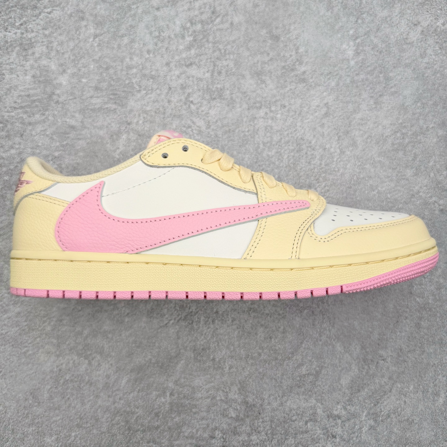 ＃FK纯原 Travis Scott x Air Jordan AJ1 Low OG SP TS联名倒钩低帮 米黄粉 IQ7604-100 外贸高端零售特供批次 产品品控稳定性领先行业 各方面均可对飙L版 良心定价不杀猪 原厂全套原楦原纸板冲刀磨具开发 原厂皮料加持 原厂港宝加持定型后跟R度完美 同源原厂电绣 鬼脸飞翼针数密度立体效果一致 百分百一致原鞋 原厂拉帮工艺 针距密度一致 后跟弧度收口自然不对折 极致一眼正品既视感 进口玻璃冲刀皮料裁剪零毛边 全鞋电脑针车工艺 品控清洁度最高QC检验标准 免检产品 原厂订购鞋盒、鞋标、防尘纸、鞋撑、鞋带 追求极致的原厂味道 尺码：36 36.5 37.5 38 38.5 39 40 40.5 41 42 42.5 43 44 44.5 45 46 47.5 48.5-选品中心