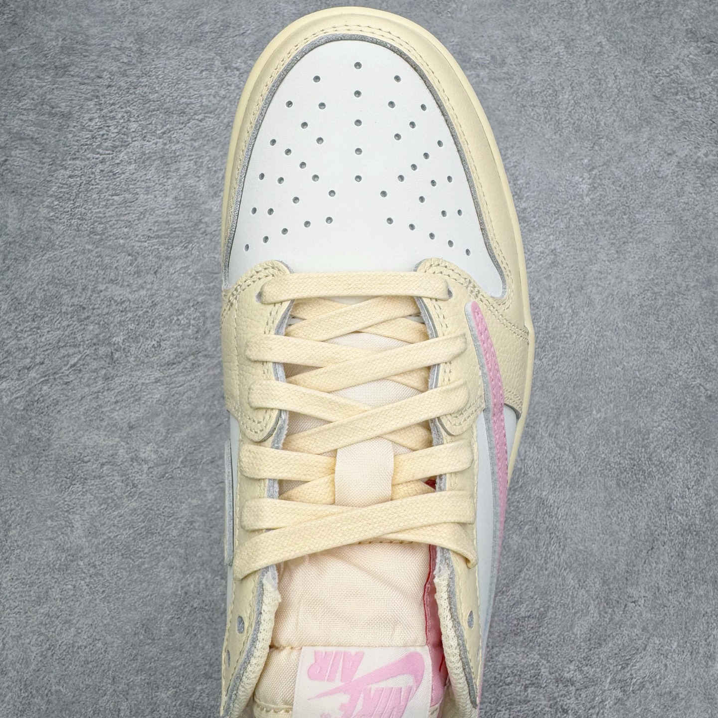 图片[4]-＃FK纯原 Travis Scott x Air Jordan AJ1 Low OG SP TS联名倒钩低帮 米黄粉 IQ7604-100 外贸高端零售特供批次 产品品控稳定性领先行业 各方面均可对飙L版 良心定价不杀猪 原厂全套原楦原纸板冲刀磨具开发 原厂皮料加持 原厂港宝加持定型后跟R度完美 同源原厂电绣 鬼脸飞翼针数密度立体效果一致 百分百一致原鞋 原厂拉帮工艺 针距密度一致 后跟弧度收口自然不对折 极致一眼正品既视感 进口玻璃冲刀皮料裁剪零毛边 全鞋电脑针车工艺 品控清洁度最高QC检验标准 免检产品 原厂订购鞋盒、鞋标、防尘纸、鞋撑、鞋带 追求极致的原厂味道 尺码：36 36.5 37.5 38 38.5 39 40 40.5 41 42 42.5 43 44 44.5 45 46 47.5 48.5-选品中心