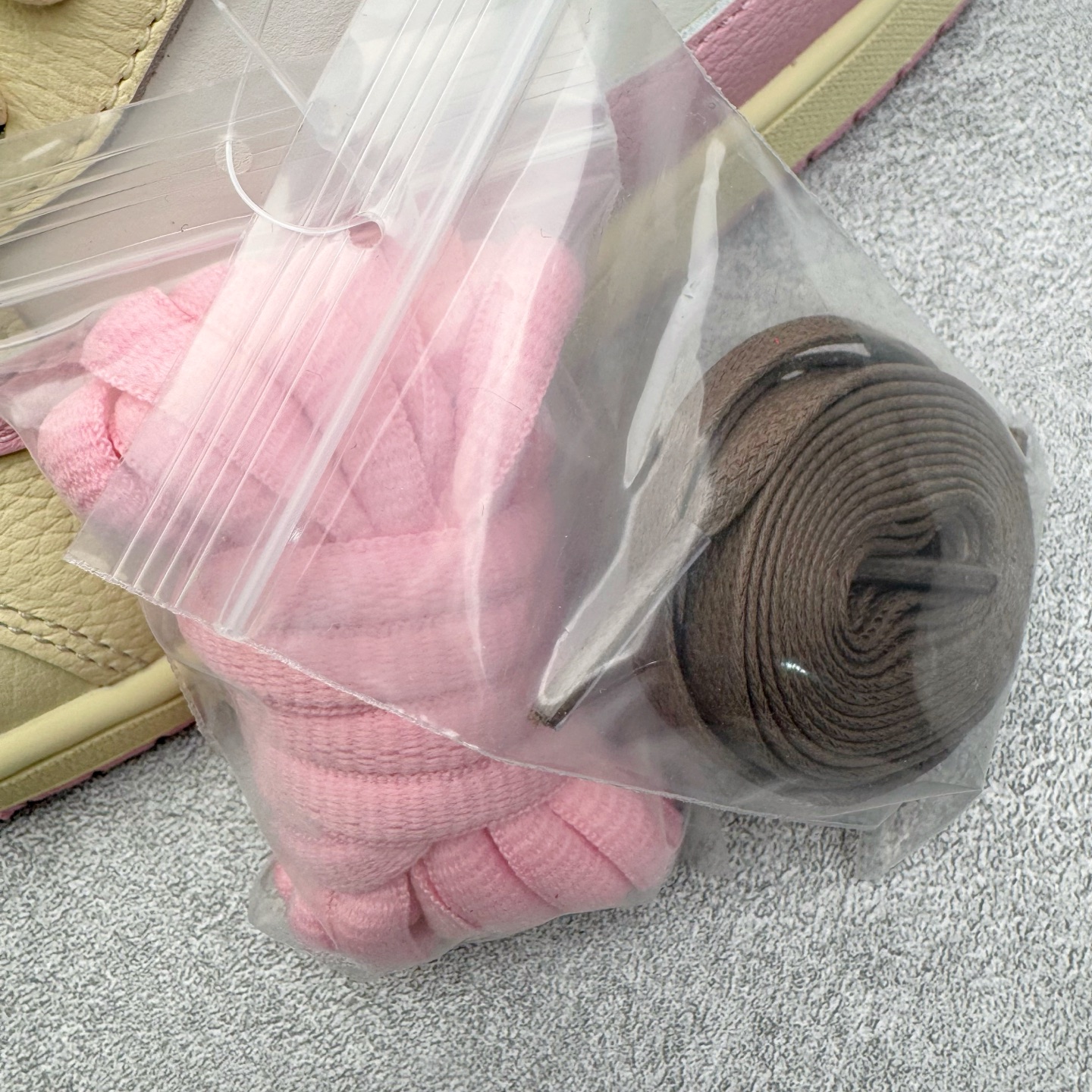 图片[18]-＃FK纯原 Travis Scott x Air Jordan AJ1 Low OG SP TS联名倒钩低帮 米黄粉 IQ7604-100 外贸高端零售特供批次 产品品控稳定性领先行业 各方面均可对飙L版 良心定价不杀猪 原厂全套原楦原纸板冲刀磨具开发 原厂皮料加持 原厂港宝加持定型后跟R度完美 同源原厂电绣 鬼脸飞翼针数密度立体效果一致 百分百一致原鞋 原厂拉帮工艺 针距密度一致 后跟弧度收口自然不对折 极致一眼正品既视感 进口玻璃冲刀皮料裁剪零毛边 全鞋电脑针车工艺 品控清洁度最高QC检验标准 免检产品 原厂订购鞋盒、鞋标、防尘纸、鞋撑、鞋带 追求极致的原厂味道 尺码：36 36.5 37.5 38 38.5 39 40 40.5 41 42 42.5 43 44 44.5 45 46 47.5 48.5-选品中心