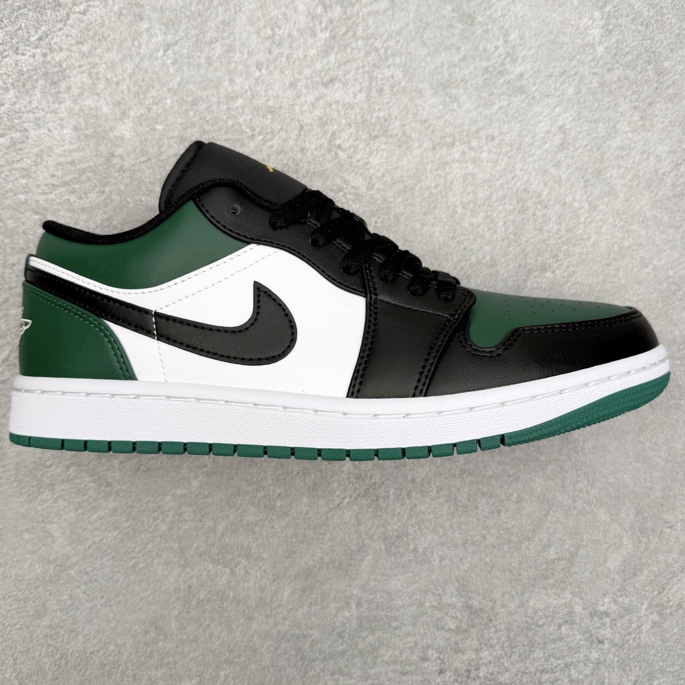 ＃小DT Air Jordan AJ1 Low 低帮系列 全新流水线出品 超强性价比 DT版本平替选择 市场第二梯队 全部原鞋开发 原楦原纸板开发 全鞋电脑针车 原厂内置全掌气垫 原盒内在原标 唯一Zp原版鞋带绑法 免检产品 全新2022版型 全头层皮料 完美零毛边处理 原厂配置全掌气垫 价格定位良心 几十个配色陆续出货 实拍调校N版已经零色差零失真 百分百还原实物色彩所见即所得 不存在货不对板色差等低级问题 选购参考实物拍摄 不混卖不参货 只用心做好货严格选品 承诺混一赔十 尺码：36 36.5 37.5 38 38.5 39 40 40.5 41 42 42.5 43 44 44.5 45 46-选品中心