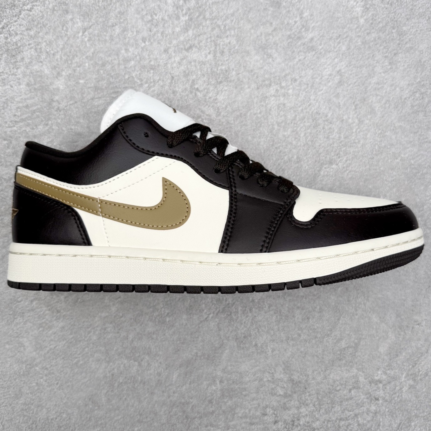 图片[8]-＃小DT Air Jordan AJ1 Low 低帮系列 全新流水线出品 超强性价比 DT版本平替选择 市场第二梯队 全部原鞋开发 原楦原纸板开发 全鞋电脑针车 原厂内置全掌气垫 原盒内在原标 唯一Zp原版鞋带绑法 免检产品 全新2022版型 全头层皮料 完美零毛边处理 原厂配置全掌气垫 价格定位良心 几十个配色陆续出货 实拍调校N版已经零色差零失真 百分百还原实物色彩所见即所得 不存在货不对板色差等低级问题 选购参考实物拍摄 不混卖不参货 只用心做好货严格选品 承诺混一赔十 尺码：36 36.5 37.5 38 38.5 39 40 40.5 41 42 42.5 43 44 44.5 45 46-选品中心