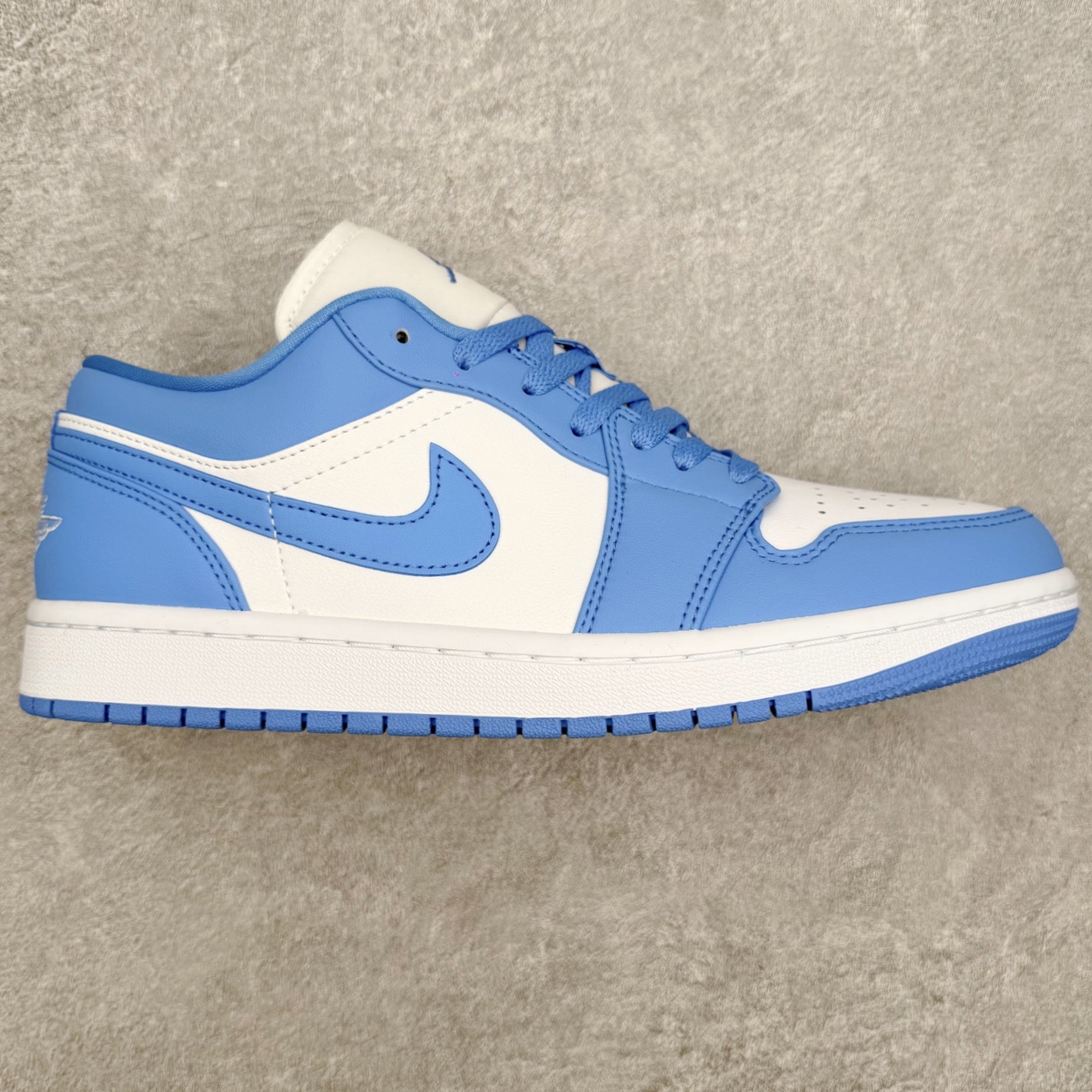 ＃小DT Air Jordan AJ1 Low 低帮系列 全新流水线出品 超强性价比 DT版本平替选择 市场第二梯队 全部原鞋开发 原楦原纸板开发 全鞋电脑针车 原厂内置全掌气垫 原盒内在原标 唯一Zp原版鞋带绑法 免检产品 全新2022版型 全头层皮料 完美零毛边处理 原厂配置全掌气垫 价格定位良心 几十个配色陆续出货 实拍调校N版已经零色差零失真 百分百还原实物色彩所见即所得 不存在货不对板色差等低级问题 选购参考实物拍摄 不混卖不参货 只用心做好货严格选品 承诺混一赔十 尺码：36 36.5 37.5 38 38.5 39 40 40.5 41 42 42.5 43 44 44.5 45 46-选品中心