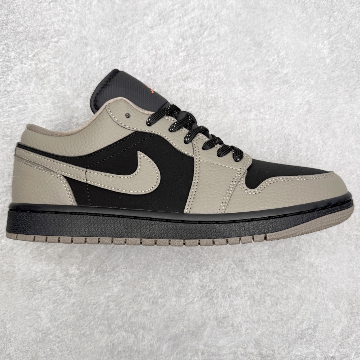 ＃小DT Air Jordan AJ1 Low 低帮系列 全新流水线出品 超强性价比 DT版本平替选择 市场第二梯队 全部原鞋开发 原楦原纸板开发 全鞋电脑针车 原厂内置全掌气垫 原盒内在原标 唯一Zp原版鞋带绑法 免检产品 全新2022版型 全头层皮料 完美零毛边处理 原厂配置全掌气垫 价格定位良心 几十个配色陆续出货 实拍调校N版已经零色差零失真 百分百还原实物色彩所见即所得 不存在货不对板色差等低级问题 选购参考实物拍摄 不混卖不参货 只用心做好货严格选品 承诺混一赔十 尺码：36 36.5 37.5 38 38.5 39 40 40.5 41 42 42.5 43 44 44.5 45 46-选品中心