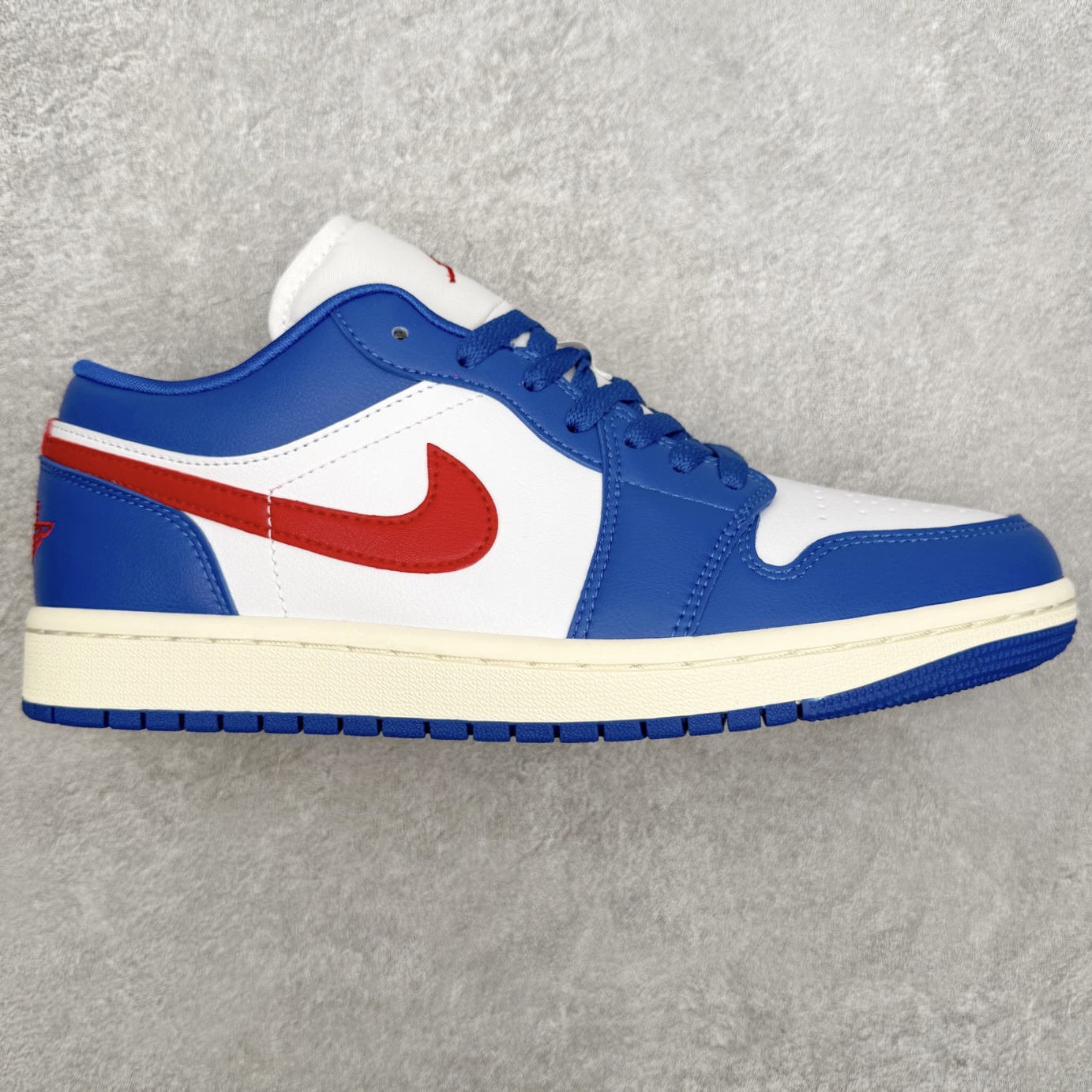 图片[6]-＃小DT Air Jordan AJ1 Low 低帮系列 全新流水线出品 超强性价比 DT版本平替选择 市场第二梯队 全部原鞋开发 原楦原纸板开发 全鞋电脑针车 原厂内置全掌气垫 原盒内在原标 唯一Zp原版鞋带绑法 免检产品 全新2022版型 全头层皮料 完美零毛边处理 原厂配置全掌气垫 价格定位良心 几十个配色陆续出货 实拍调校N版已经零色差零失真 百分百还原实物色彩所见即所得 不存在货不对板色差等低级问题 选购参考实物拍摄 不混卖不参货 只用心做好货严格选品 承诺混一赔十 尺码：36 36.5 37.5 38 38.5 39 40 40.5 41 42 42.5 43 44 44.5 45 46-选品中心