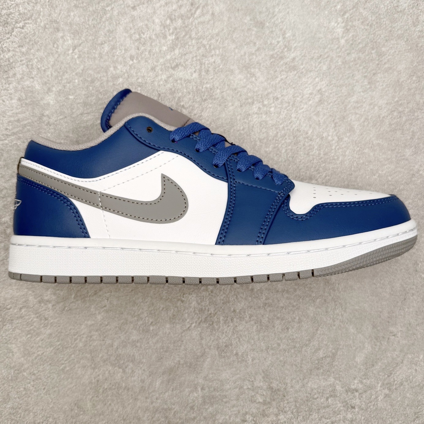 ＃小DT Air Jordan AJ1 Low 低帮系列 全新流水线出品 超强性价比 DT版本平替选择 市场第二梯队 全部原鞋开发 原楦原纸板开发 全鞋电脑针车 原厂内置全掌气垫 原盒内在原标 唯一Zp原版鞋带绑法 免检产品 全新2022版型 全头层皮料 完美零毛边处理 原厂配置全掌气垫 价格定位良心 几十个配色陆续出货 实拍调校N版已经零色差零失真 百分百还原实物色彩所见即所得 不存在货不对板色差等低级问题 选购参考实物拍摄 不混卖不参货 只用心做好货严格选品 承诺混一赔十 尺码：36 36.5 37.5 38 38.5 39 40 40.5 41 42 42.5 43 44 44.5 45 46-选品中心