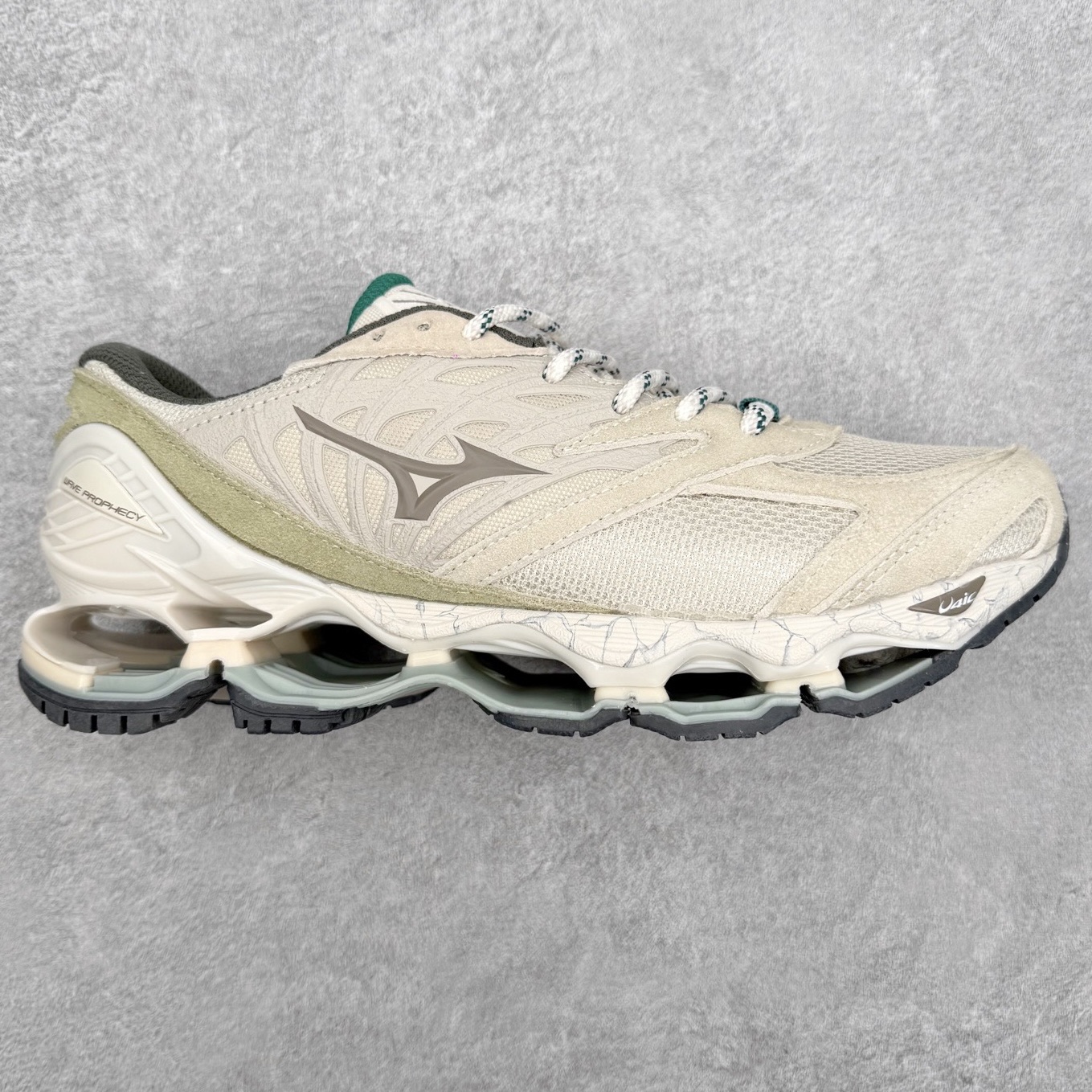 Mizuno Wave Prophecy LS 经典百搭跑步鞋 男女同款 美津浓（Mizuno）是日本美津浓株式会社于1906年创立的运动品牌，经过一个多世纪的不断努力现已成为世界著名的运动器具、服装和鞋类生产商。美津浓力求服务于各类运动项目，并竭力使运动生活更加愉快和振奋。产品种类齐全，覆盖几乎全部主要运动项目，达到30万多个品类。尺码：36 36.5 37.5 38 38.5 39 40 40.5 41 42 42.5 43 44 44.5 45-选品中心