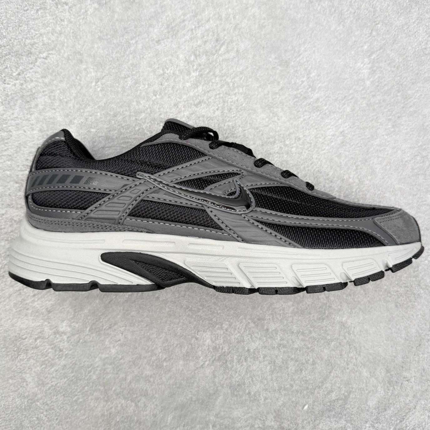 NK Initiator 创始者系列复古老爹鞋运动舒适复古网布合成革减震防滑耐磨低帮休闲跑步鞋 Ins爆火全新韩系古着风 回味经典 采用透气网眼鞋面和支撑覆盖层 自然运动设计的Phlyon中底用于缓冲 BRS 1000碳橡胶外底具有轻质柔韧性 牵引力和耐用性 尺码：36 36.5 37.5 38 38.5 39 40 40.5 41 42 42.5 43 44 45-选品中心