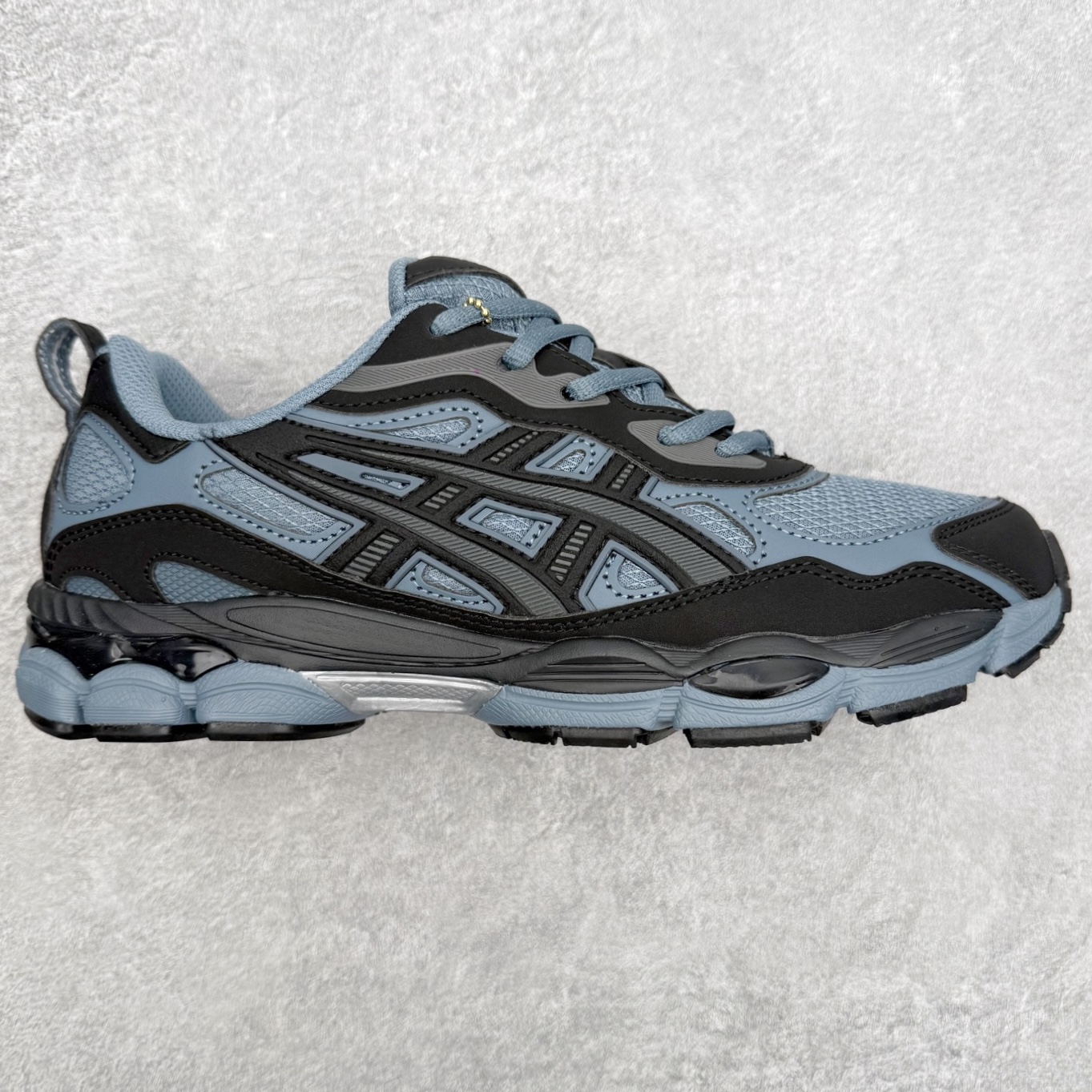 Asics GEL-NYC 亚瑟士防滑耐磨透气低帮运动休闲鞋 GEL-NYC™ 运动鞋的灵感源自传统和现代高性能跑步风格 其鞋面结构参考了 2000 年代初的 GEL-NIMBUS™ 3 鞋 并将其与 MC-PLUS V 设计中的各种装饰融为一体 该工装通过使用 GEL-CUMULUS® 16 鞋的工装系统来对比鞋面的复古风格 通过轻质泡沫和 GEL® 技术嵌入物的结合 这种中底结构有助于创造先进的脚底舒适度 尺码：36 37 37.5 38 39 40.5 41.5 42 42.5 43.5 44 45-选品中心