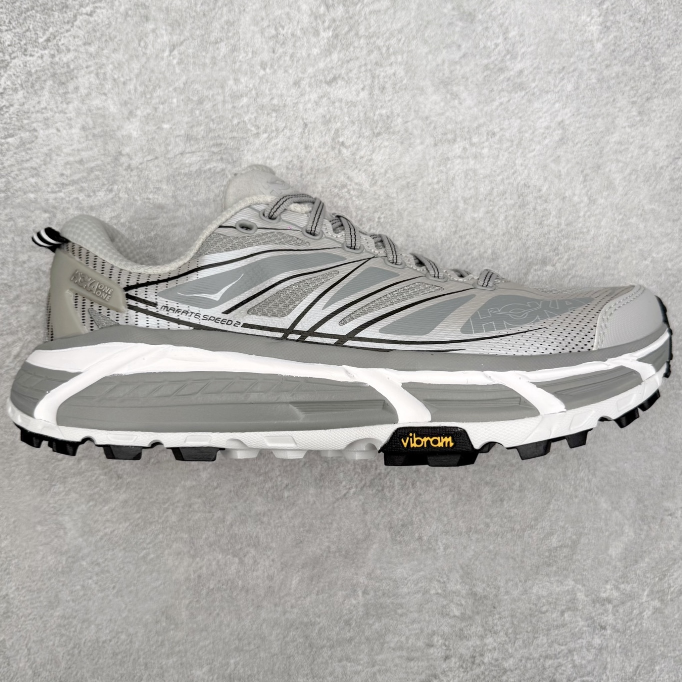 HOKA ONE ONE Mafate Speed 2 Low 玛法特2代系列低帮轻量户外越野休闲运动慢跑鞋 HOKA ONE ONE 最近推出了一个胶囊系列 Origin Story 这个系列里的 Mafate Speed 2 可以说让我日思夜想有一阵子了 最近终于拔草 让我来分享一下这双也是上脚赞到爆的越野跑鞋吧 以阿尔卑斯山脉作为主题将亮黄色与蓝色调覆盖在这经典轮廓之上 配色的呈现效果相当亮眼 以至于很多人买这个配色是用来日常搭配的 鞋面采用超轻的无缝架构 轻薄的TPU贴在透气的鞋面材料上 减轻重量同时也保证了支撑性 鞋底则采用滚动平衡技术 引导跑者回归自然步态 祖传的神奇EVA材质中底依旧是一如既往地表现优秀 能提供充足的缓震 作为HOKA家的越野跑鞋 VIBRAM 橡胶大底也是必不可少的 即便在复杂湿滑的地形 依旧能有良好的抓地力及稳定性 鞋带采用了弹性不易松脱的扁宽弹性鞋带 前掌与中掌部分也进行了加宽 也更加适合亚洲人的脚型 是一款十分全面且足够强悍的户外硬核越野鞋 而这双极其亮眼的越野跑鞋恰好又是在江山一百中参赛的UTMB冠军 Ludovic POMMERET 夺冠时穿着的战靴 这就让它变得更加有吸引力了 用来日常搭配的话短裤是基本不挑 长裤我个人推荐阔腿裤 工装裤以及各种长筒牛仔裤都可以 尺码：36 36.5 37.5 38 38.5 39 40 40.5 41 42 42.5 43 44 44.5 45-选品中心