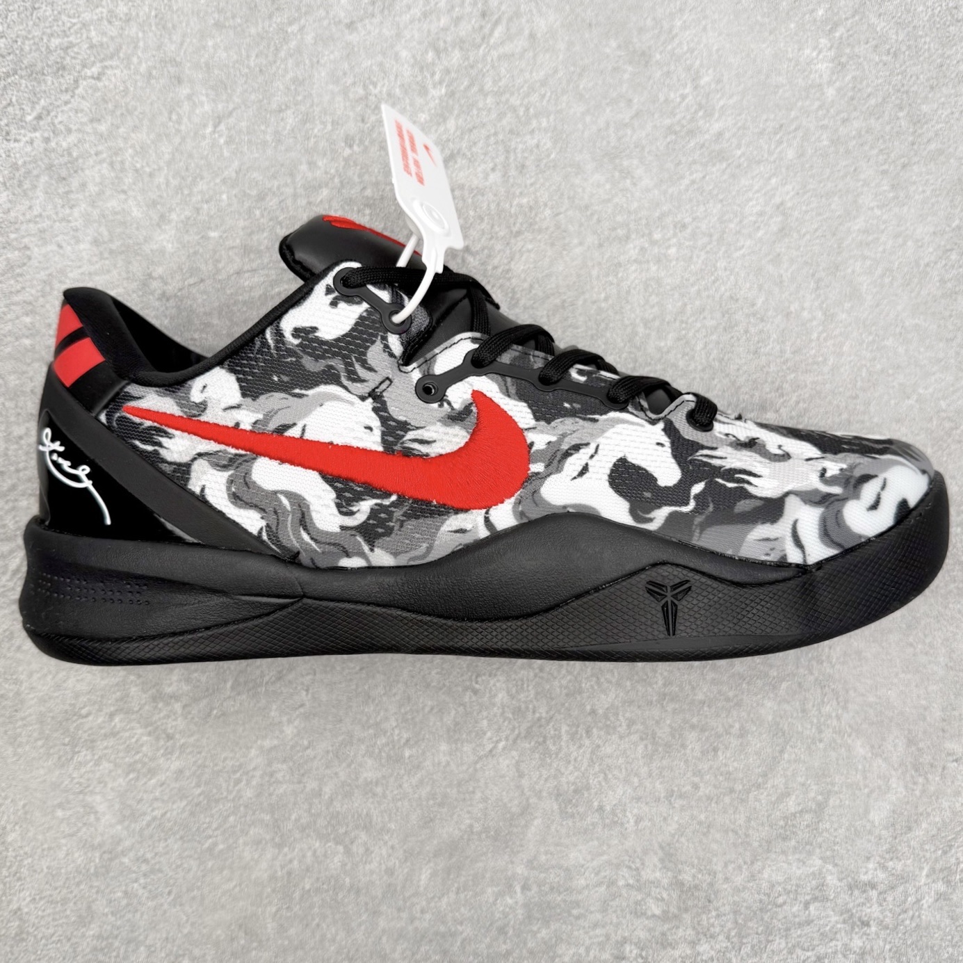 NK Zoom Kobe 8 Protro 科比八代实战篮球鞋 马年定制CYN配色 Eric Avar 这一次在设计中将轻盈发挥到了极致 鞋面采用了更加轻盈、更加强韧的创新的Flywire 2.0技术 球鞋重量更加轻质 重量仅为10.6盎司 内靴设计也使得穿着更加舒适 中底的配置则依日是可靠的zoom气垫和碳板的搭配 外底有个小细节令人十分喜欢 将纹路做成了心电图状 寓意科比对于篮球的喜爱 尺码：40 40.5 41 42 42.5 43 44 44.5 45 46-选品中心